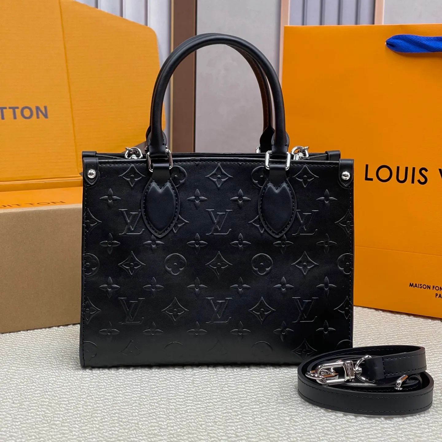 [Upgraded version] P540🐶New catwalk model for cabinets🐶Upgraded version. High quality. Comes with complete packaging [ONTHEGO small handbag] Model m14576 Black (embossed pattern) This OnTheGo small handbag comes from the Monogram Bold series and highlights the 2025 spring and summer show with its neat configuration. The Monogram embossed leather bag features dazzling metal hardware and a detachable braided chain. It has ample space to accommodate daily essentials, making it a perfect choice for urban commuting and weekend outings. Dimensions: 19 x 11.5 x 25 cm.