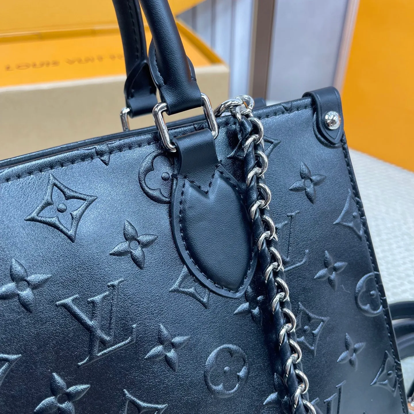 [Upgraded version] P540🐶New catwalk model for cabinets🐶Upgraded version. High quality. Comes with complete packaging [ONTHEGO small handbag] Model m14576 Black (embossed pattern) This OnTheGo small handbag comes from the Monogram Bold series and highlights the 2025 spring and summer show with its neat configuration. The Monogram embossed leather bag features dazzling metal hardware and a detachable braided chain. It has ample space to accommodate daily essentials, making it a perfect choice for urban commuting and weekend outings. Dimensions: 19 x 11.5 x 25 cm.