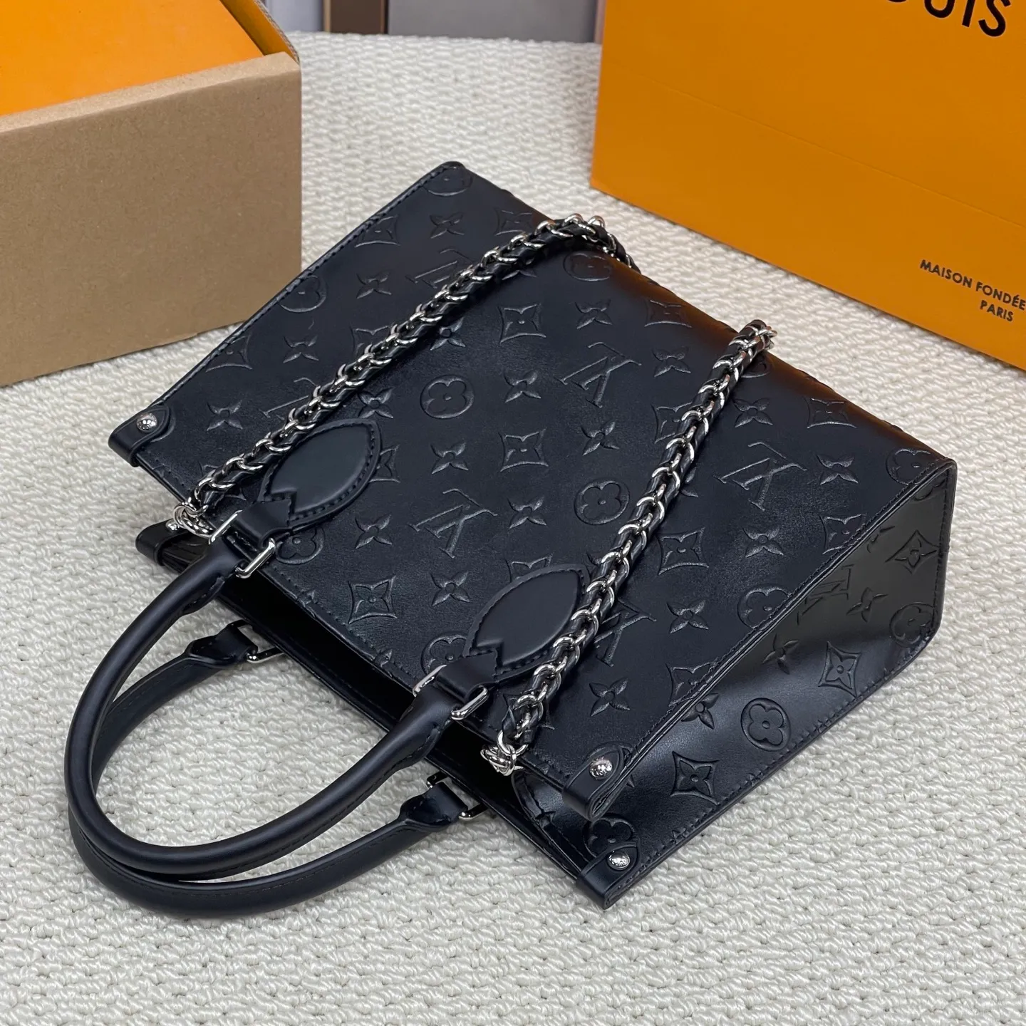 [Upgraded version] P540🐶New catwalk model for cabinets🐶Upgraded version. High quality. Comes with complete packaging [ONTHEGO small handbag] Model m14576 Black (embossed pattern) This OnTheGo small handbag comes from the Monogram Bold series and highlights the 2025 spring and summer show with its neat configuration. The Monogram embossed leather bag features dazzling metal hardware and a detachable braided chain. It has ample space to accommodate daily essentials, making it a perfect choice for urban commuting and weekend outings. Dimensions: 19 x 11.5 x 25 cm.