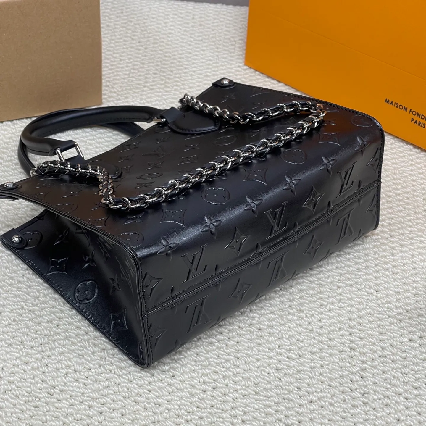 [Upgraded version] P540🐶New catwalk model for cabinets🐶Upgraded version. High quality. Comes with complete packaging [ONTHEGO small handbag] Model m14576 Black (embossed pattern) This OnTheGo small handbag comes from the Monogram Bold series and highlights the 2025 spring and summer show with its neat configuration. The Monogram embossed leather bag features dazzling metal hardware and a detachable braided chain. It has ample space to accommodate daily essentials, making it a perfect choice for urban commuting and weekend outings. Dimensions: 19 x 11.5 x 25 cm.