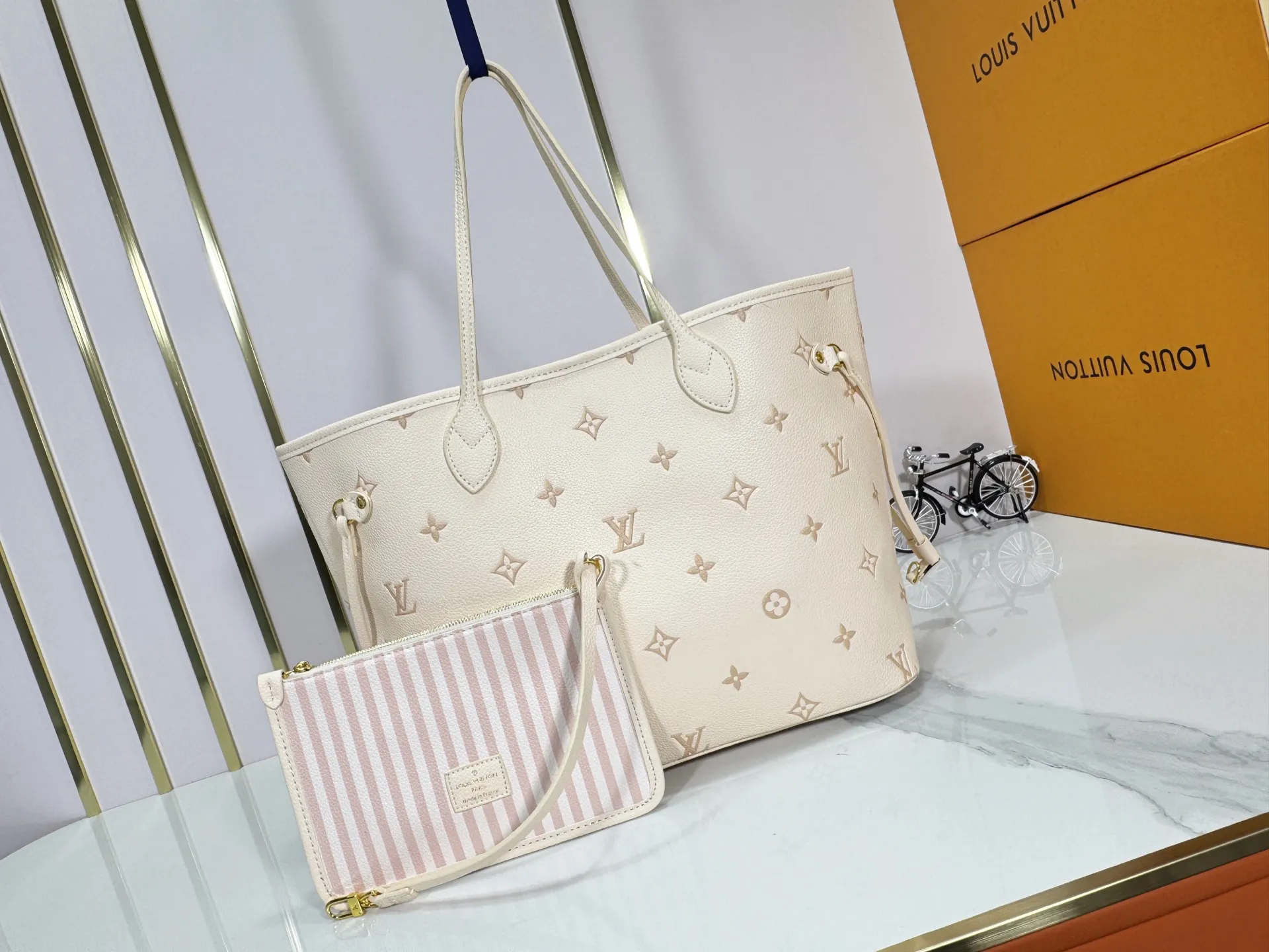 P260 M14285 M40865 M40995 Upgraded Original This version of the Neverfull MM handbag showcases House's signature leather and updated tonal silhouette, making it both practical and sophisticated. Nicely sized, it comes with a contrasting removable textile bag and gold-tone hardware gives it a sophisticated finish. Size 32-29-17