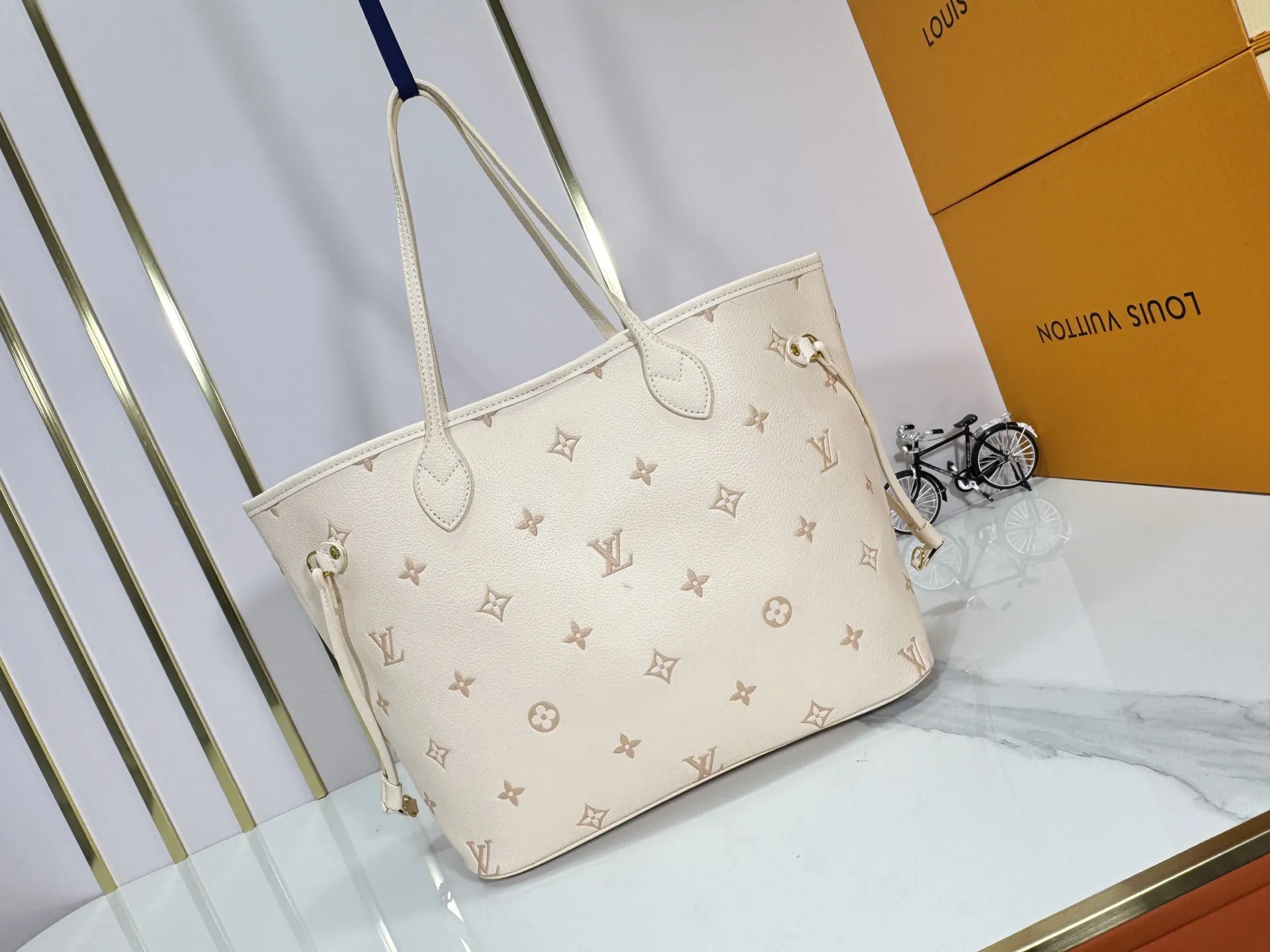 P260 M14285 M40865 M40995 Upgraded Original This version of the Neverfull MM handbag showcases House's signature leather and updated tonal silhouette, making it both practical and sophisticated. Nicely sized, it comes with a contrasting removable textile bag and gold-tone hardware gives it a sophisticated finish. Size 32-29-17