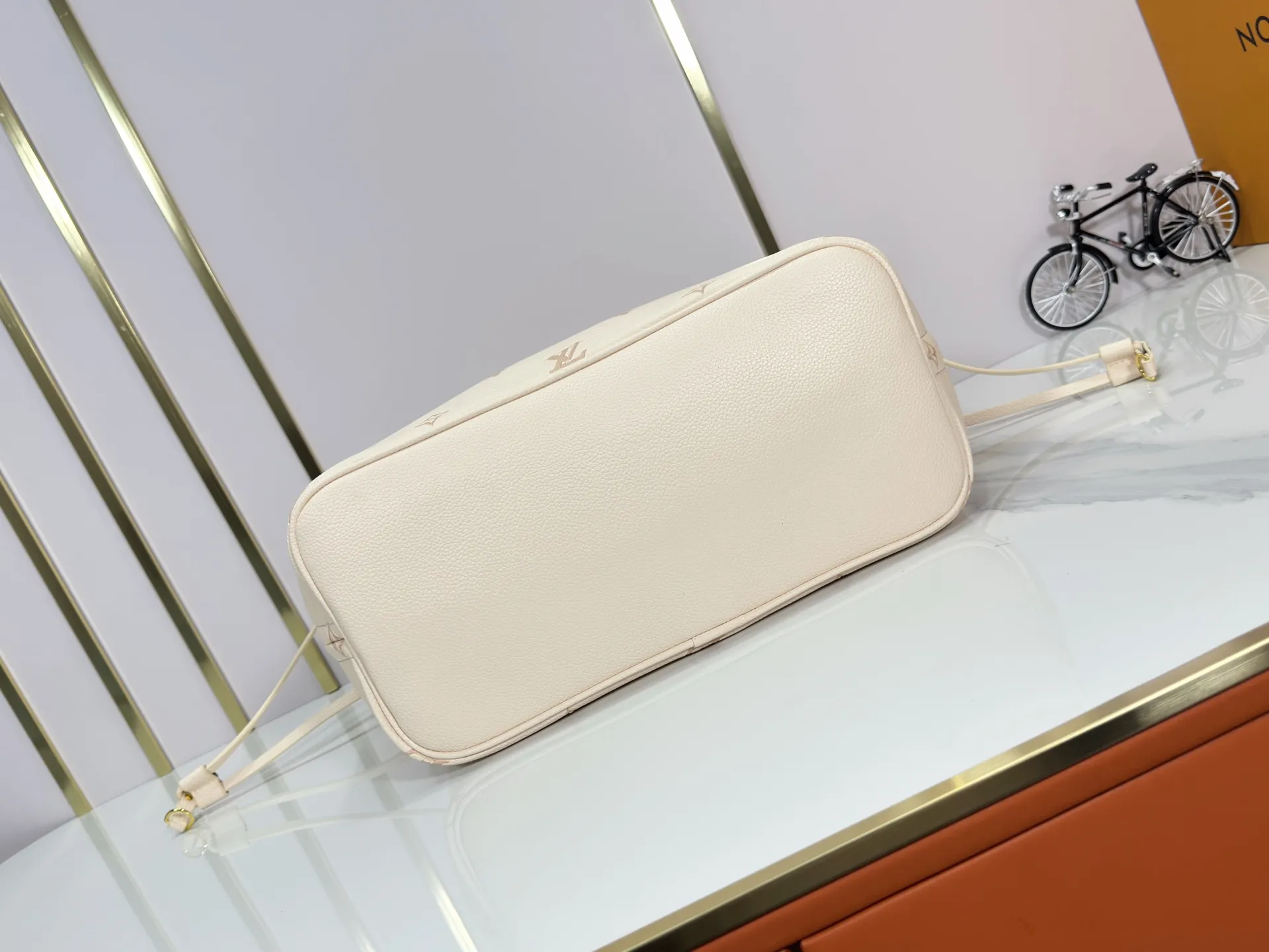 P260 M14285 M40865 M40995 Upgraded Original This version of the Neverfull MM handbag showcases House's signature leather and updated tonal silhouette, making it both practical and sophisticated. Nicely sized, it comes with a contrasting removable textile bag and gold-tone hardware gives it a sophisticated finish. Size 32-29-17