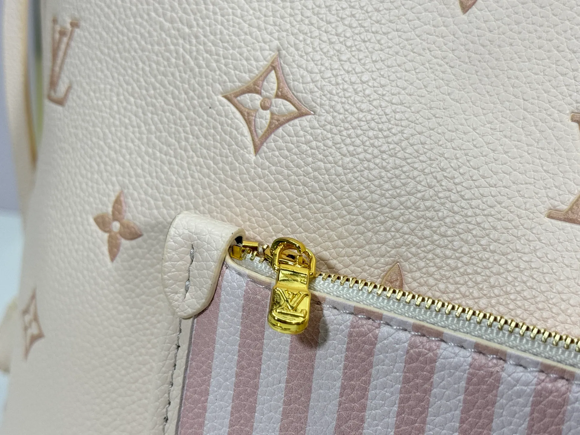 P260 M14285 M40865 M40995 Upgraded Original This version of the Neverfull MM handbag showcases House's signature leather and updated tonal silhouette, making it both practical and sophisticated. Nicely sized, it comes with a contrasting removable textile bag and gold-tone hardware gives it a sophisticated finish. Size 32-29-17