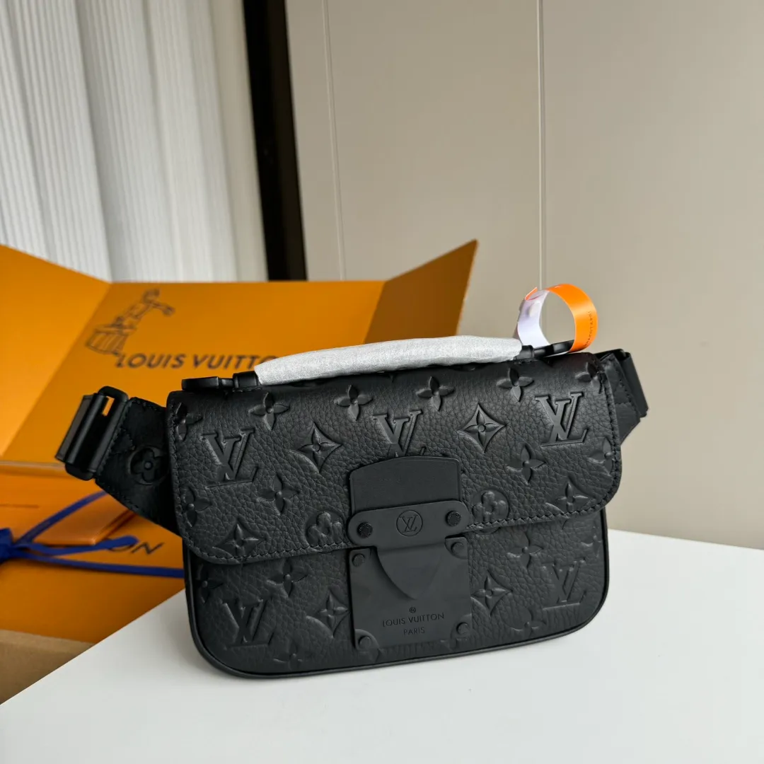 p1160 [With a full set of MB duty-free packaging] Special original order, actual photo M58487 This new S Lock Sling handbag is made of Monogram embossed black Taurillon leather, elegant and modern. The creative magnetic lock box lock is inspired by the lock and keeps items safe and easy to access. Equipped with a logo shoulder strap and embossed handle, it is fashionable and practical, suitable for daily carrying. Dimensions: 21 x 15 x 4 cm.