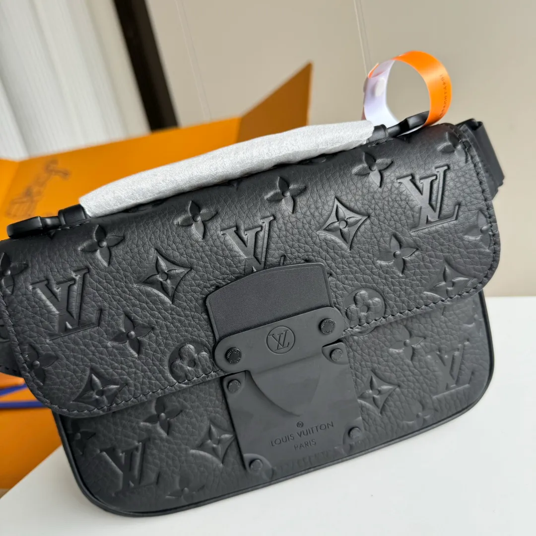 p1160 [With a full set of MB duty-free packaging] Special original order, actual photo M58487 This new S Lock Sling handbag is made of Monogram embossed black Taurillon leather, elegant and modern. The creative magnetic lock box lock is inspired by the lock and keeps items safe and easy to access. Equipped with a logo shoulder strap and embossed handle, it is fashionable and practical, suitable for daily carrying. Dimensions: 21 x 15 x 4 cm.
