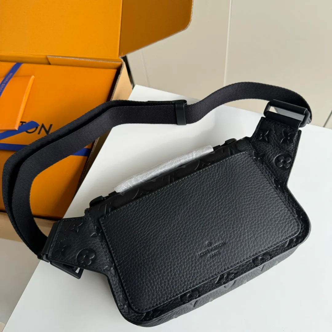 p1160 [With a full set of MB duty-free packaging] Special original order, actual photo M58487 This new S Lock Sling handbag is made of Monogram embossed black Taurillon leather, elegant and modern. The creative magnetic lock box lock is inspired by the lock and keeps items safe and easy to access. Equipped with a logo shoulder strap and embossed handle, it is fashionable and practical, suitable for daily carrying. Dimensions: 21 x 15 x 4 cm.