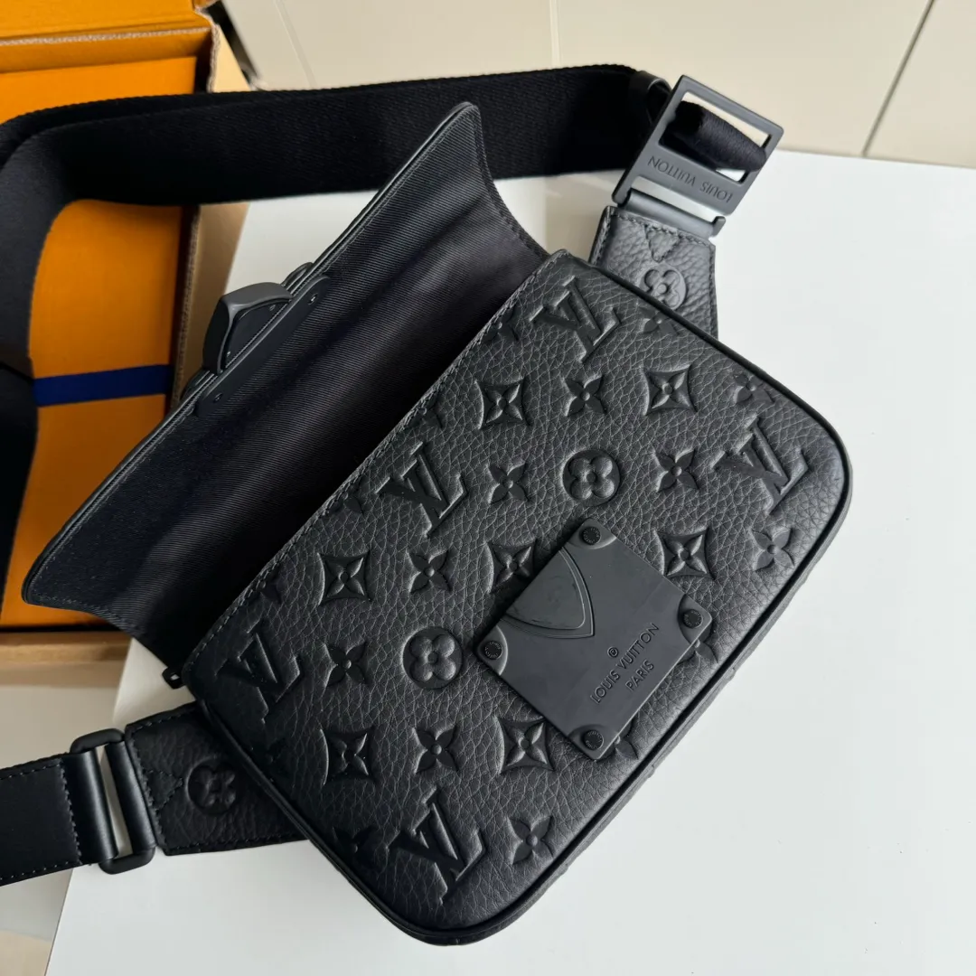 p1160 [With a full set of MB duty-free packaging] Special original order, actual photo M58487 This new S Lock Sling handbag is made of Monogram embossed black Taurillon leather, elegant and modern. The creative magnetic lock box lock is inspired by the lock and keeps items safe and easy to access. Equipped with a logo shoulder strap and embossed handle, it is fashionable and practical, suitable for daily carrying. Dimensions: 21 x 15 x 4 cm.