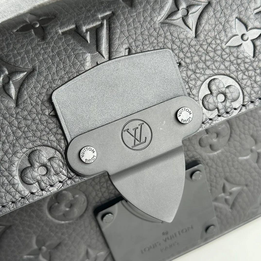 p1160 [With a full set of MB duty-free packaging] Special original order, actual photo M58487 This new S Lock Sling handbag is made of Monogram embossed black Taurillon leather, elegant and modern. The creative magnetic lock box lock is inspired by the lock and keeps items safe and easy to access. Equipped with a logo shoulder strap and embossed handle, it is fashionable and practical, suitable for daily carrying. Dimensions: 21 x 15 x 4 cm.
