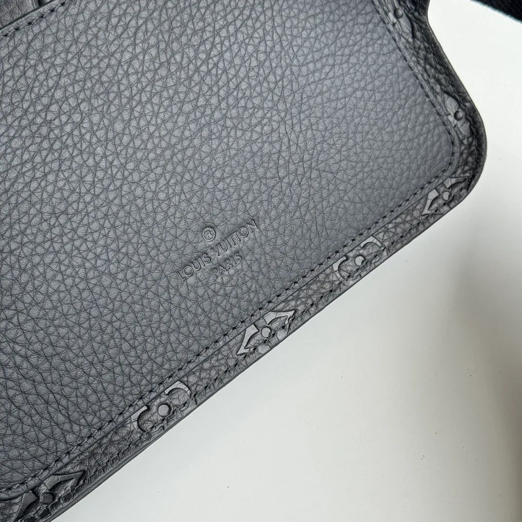 p1160 [With a full set of MB duty-free packaging] Special original order, actual photo M58487 This new S Lock Sling handbag is made of Monogram embossed black Taurillon leather, elegant and modern. The creative magnetic lock box lock is inspired by the lock and keeps items safe and easy to access. Equipped with a logo shoulder strap and embossed handle, it is fashionable and practical, suitable for daily carrying. Dimensions: 21 x 15 x 4 cm.