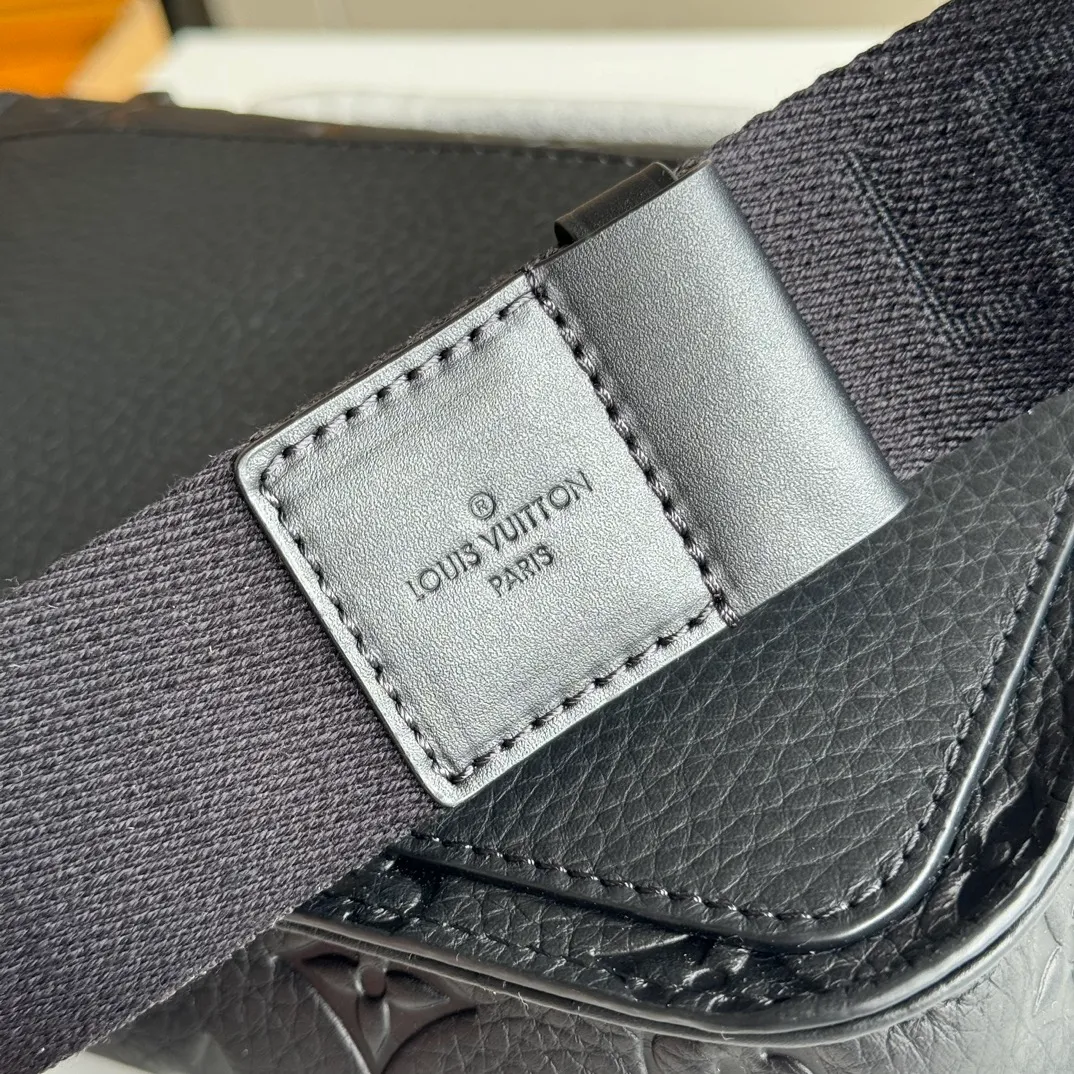 p1160 [With a full set of MB duty-free packaging] Special original order, actual photo M58487 This new S Lock Sling handbag is made of Monogram embossed black Taurillon leather, elegant and modern. The creative magnetic lock box lock is inspired by the lock and keeps items safe and easy to access. Equipped with a logo shoulder strap and embossed handle, it is fashionable and practical, suitable for daily carrying. Dimensions: 21 x 15 x 4 cm.