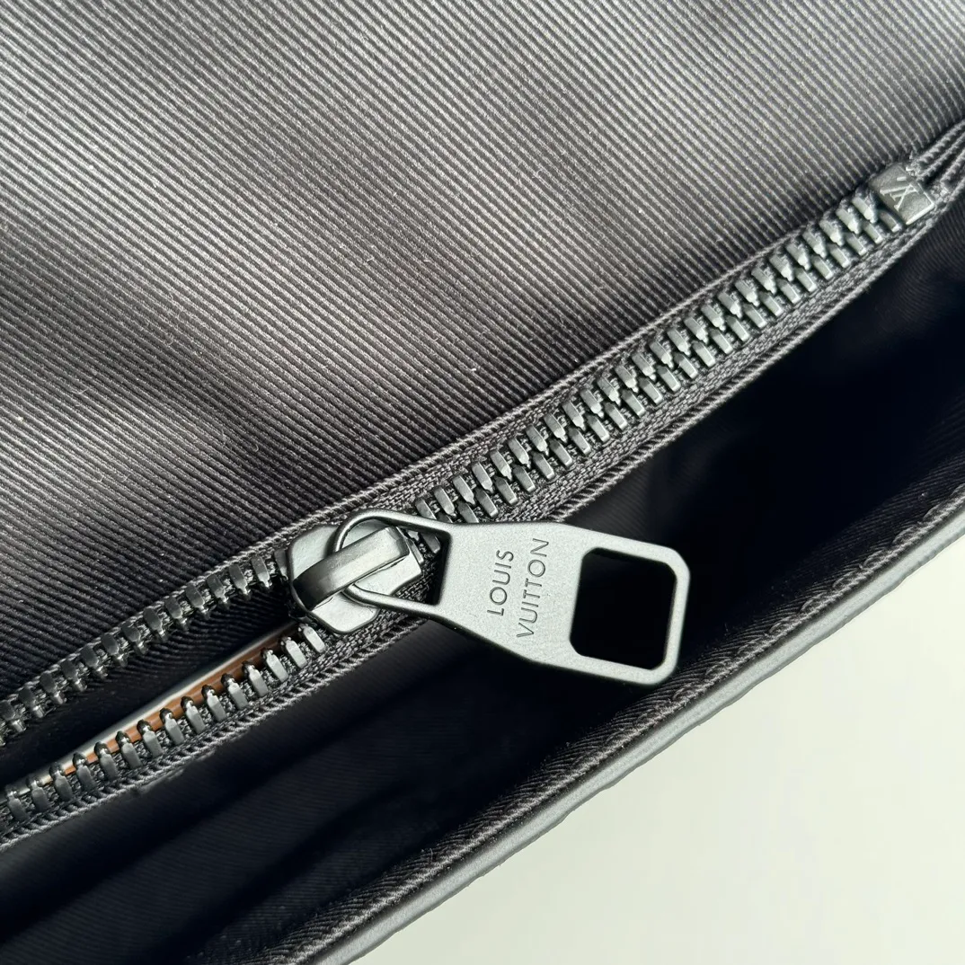 p1160 [With a full set of MB duty-free packaging] Special original order, actual photo M58487 This new S Lock Sling handbag is made of Monogram embossed black Taurillon leather, elegant and modern. The creative magnetic lock box lock is inspired by the lock and keeps items safe and easy to access. Equipped with a logo shoulder strap and embossed handle, it is fashionable and practical, suitable for daily carrying. Dimensions: 21 x 15 x 4 cm.