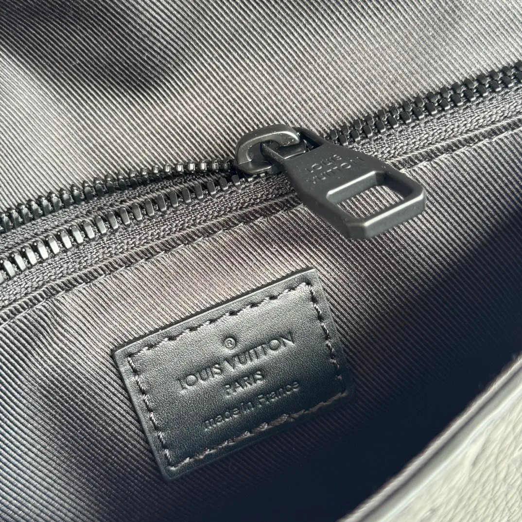 p1160 [With a full set of MB duty-free packaging] Special original order, actual photo M58487 This new S Lock Sling handbag is made of Monogram embossed black Taurillon leather, elegant and modern. The creative magnetic lock box lock is inspired by the lock and keeps items safe and easy to access. Equipped with a logo shoulder strap and embossed handle, it is fashionable and practical, suitable for daily carrying. Dimensions: 21 x 15 x 4 cm.