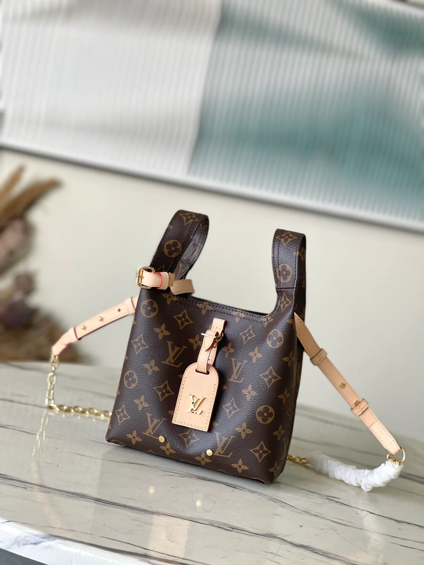 💰880 Top Original Order M46816 Presbyopia Small This Atlantis BB handbag is made of Monogram Reverse canvas, with cow leather trim for the LV nameplate and shoulder straps. The trendy shopping bag style is soft and close-fitting, and the detachable and adjustable strap makes it easy to carry across the body. Dimensions: 17 × 17 × 7 cm