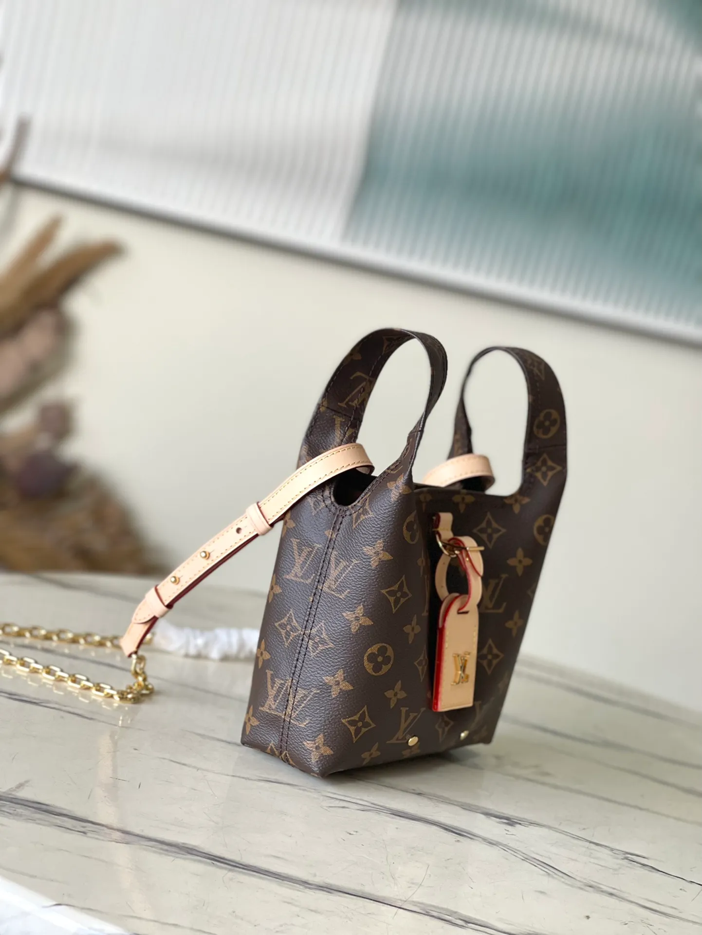 💰880 Top Original Order M46816 Presbyopia Small This Atlantis BB handbag is made of Monogram Reverse canvas, with cow leather trim for the LV nameplate and shoulder straps. The trendy shopping bag style is soft and close-fitting, and the detachable and adjustable strap makes it easy to carry across the body. Dimensions: 17 × 17 × 7 cm