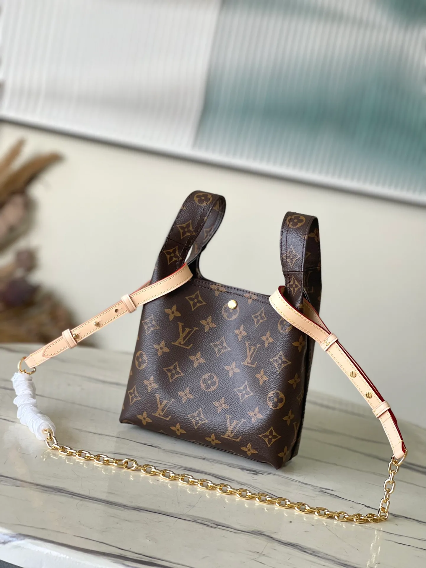 💰880 Top Original Order M46816 Presbyopia Small This Atlantis BB handbag is made of Monogram Reverse canvas, with cow leather trim for the LV nameplate and shoulder straps. The trendy shopping bag style is soft and close-fitting, and the detachable and adjustable strap makes it easy to carry across the body. Dimensions: 17 × 17 × 7 cm