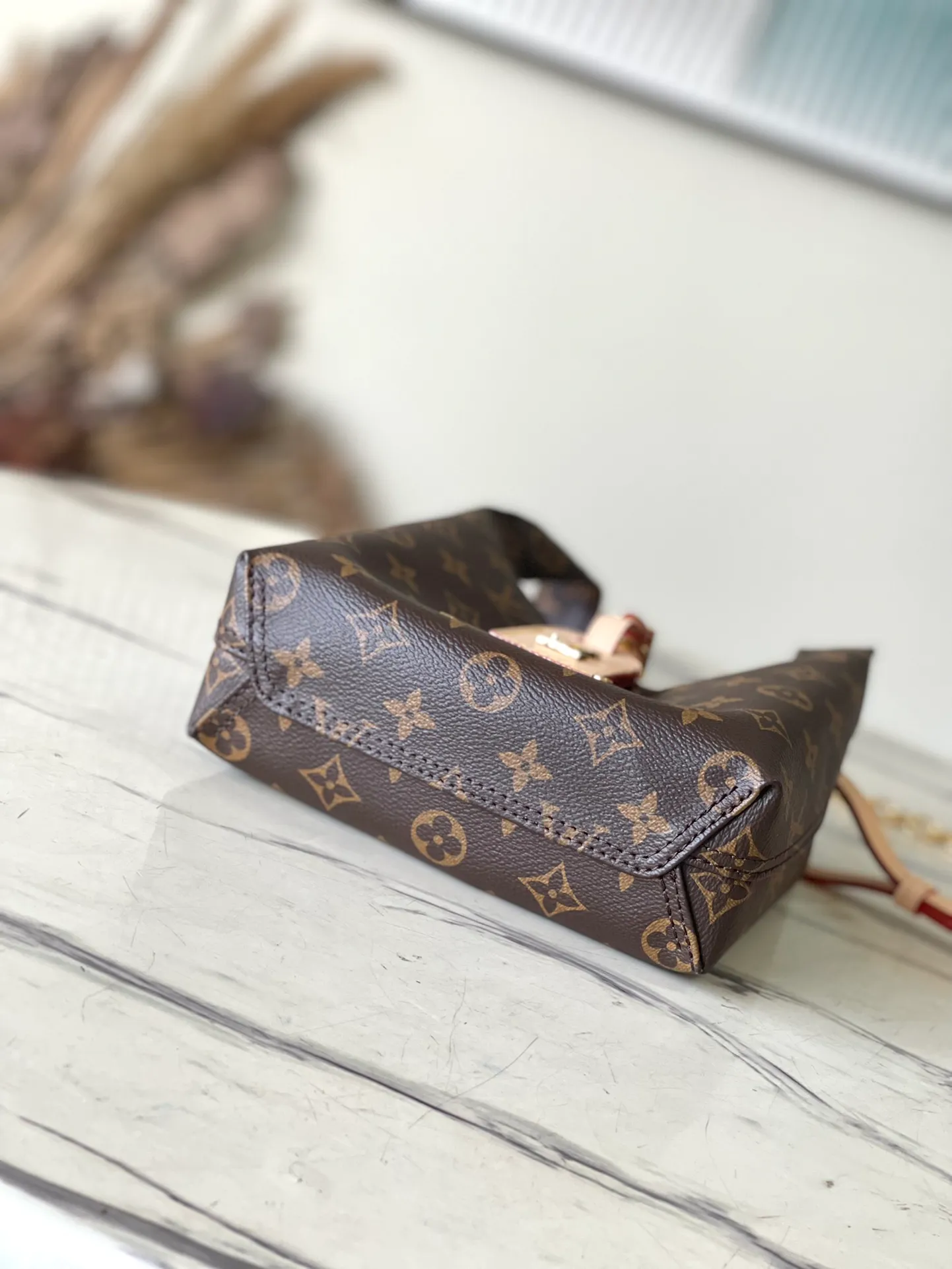 💰880 Top Original Order M46816 Presbyopia Small This Atlantis BB handbag is made of Monogram Reverse canvas, with cow leather trim for the LV nameplate and shoulder straps. The trendy shopping bag style is soft and close-fitting, and the detachable and adjustable strap makes it easy to carry across the body. Dimensions: 17 × 17 × 7 cm