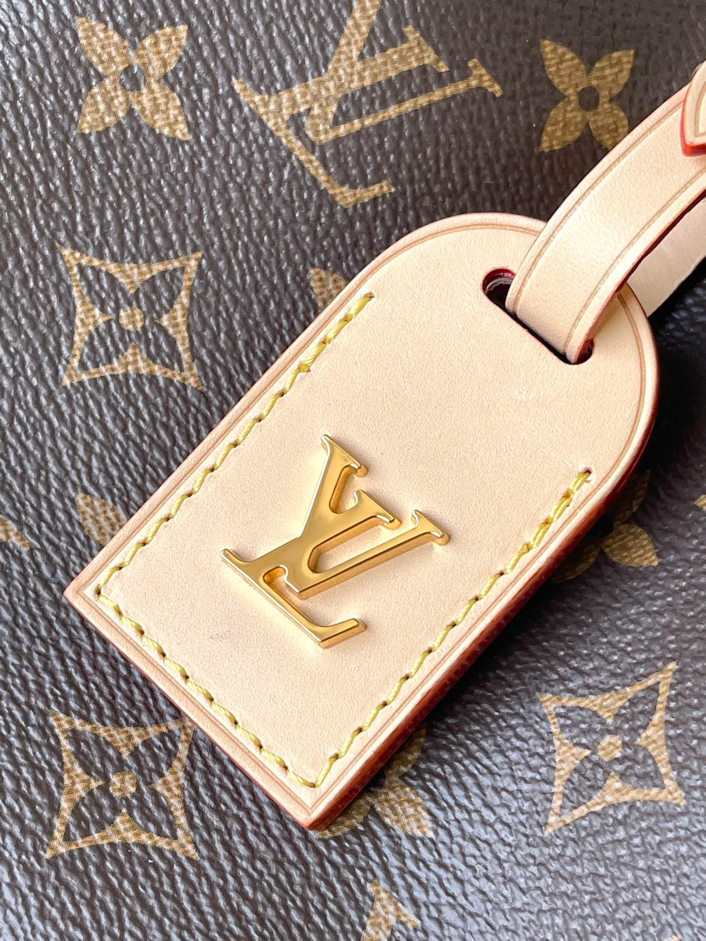 💰880 Top Original Order M46816 Presbyopia Small This Atlantis BB handbag is made of Monogram Reverse canvas, with cow leather trim for the LV nameplate and shoulder straps. The trendy shopping bag style is soft and close-fitting, and the detachable and adjustable strap makes it easy to carry across the body. Dimensions: 17 × 17 × 7 cm