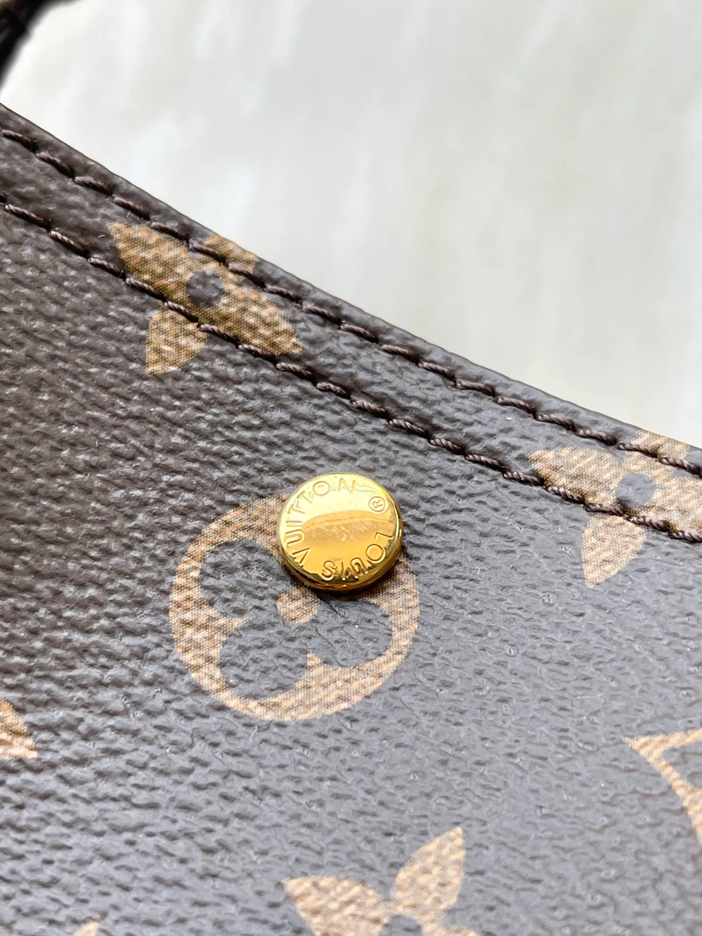 💰880 Top Original Order M46816 Presbyopia Small This Atlantis BB handbag is made of Monogram Reverse canvas, with cow leather trim for the LV nameplate and shoulder straps. The trendy shopping bag style is soft and close-fitting, and the detachable and adjustable strap makes it easy to carry across the body. Dimensions: 17 × 17 × 7 cm