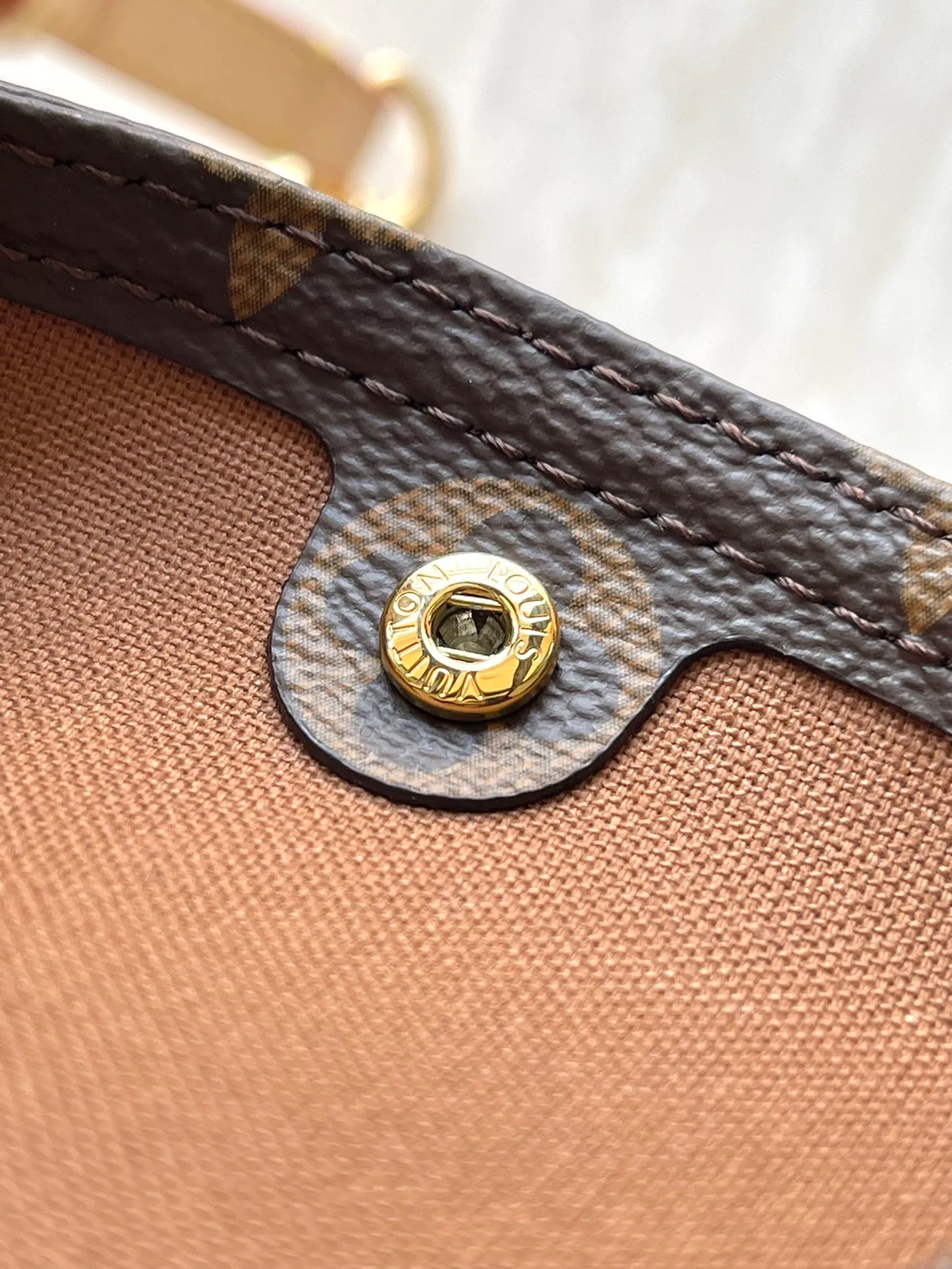 💰880 Top Original Order M46816 Presbyopia Small This Atlantis BB handbag is made of Monogram Reverse canvas, with cow leather trim for the LV nameplate and shoulder straps. The trendy shopping bag style is soft and close-fitting, and the detachable and adjustable strap makes it easy to carry across the body. Dimensions: 17 × 17 × 7 cm