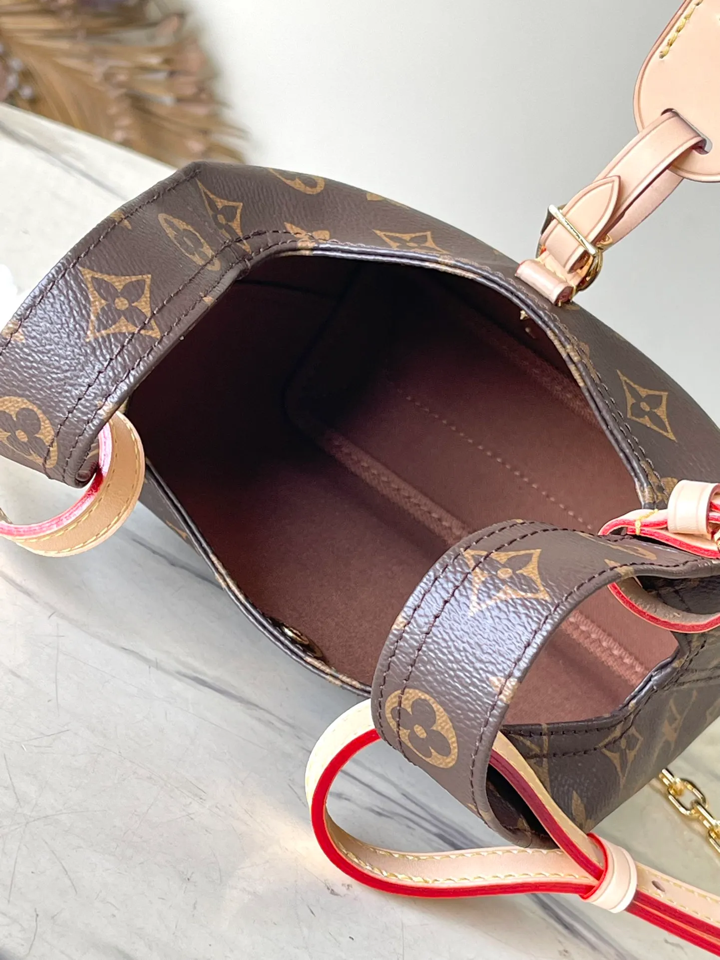 💰880 Top Original Order M46816 Presbyopia Small This Atlantis BB handbag is made of Monogram Reverse canvas, with cow leather trim for the LV nameplate and shoulder straps. The trendy shopping bag style is soft and close-fitting, and the detachable and adjustable strap makes it easy to carry across the body. Dimensions: 17 × 17 × 7 cm
