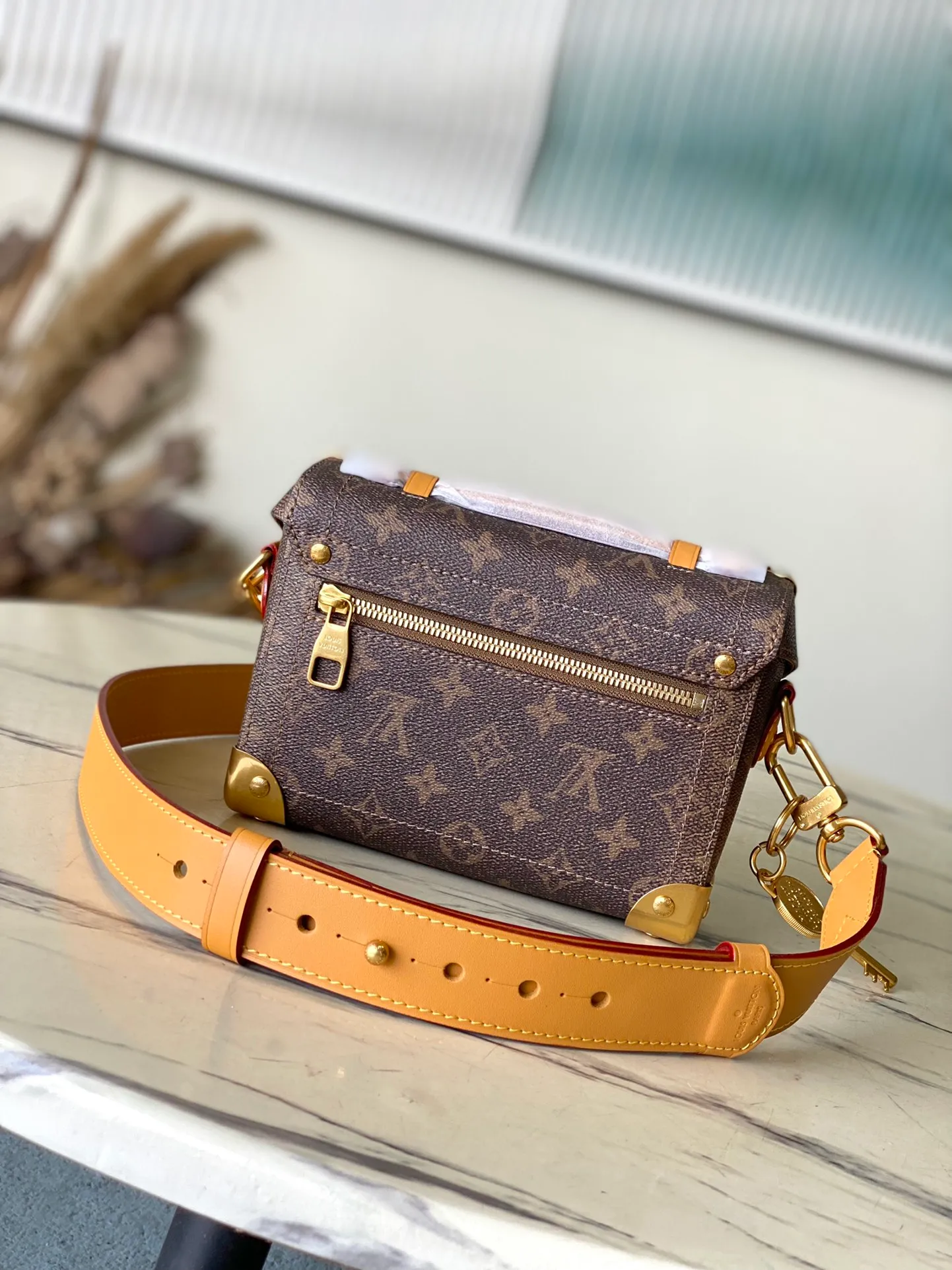 💰1240 (steel hardware) top original order M11535 This Soul Trunk handbag is made of Monogram Dust canvas, with the aged texture of leather and metal parts set against the faded Monogram flowers and LV logo. Reinforced corners, fine stitching, leather details and Tumbler locks continue Pharrel Williams' signature elements of the Soul Trunk series. Dimensions: 19 × 15 × 7 cm