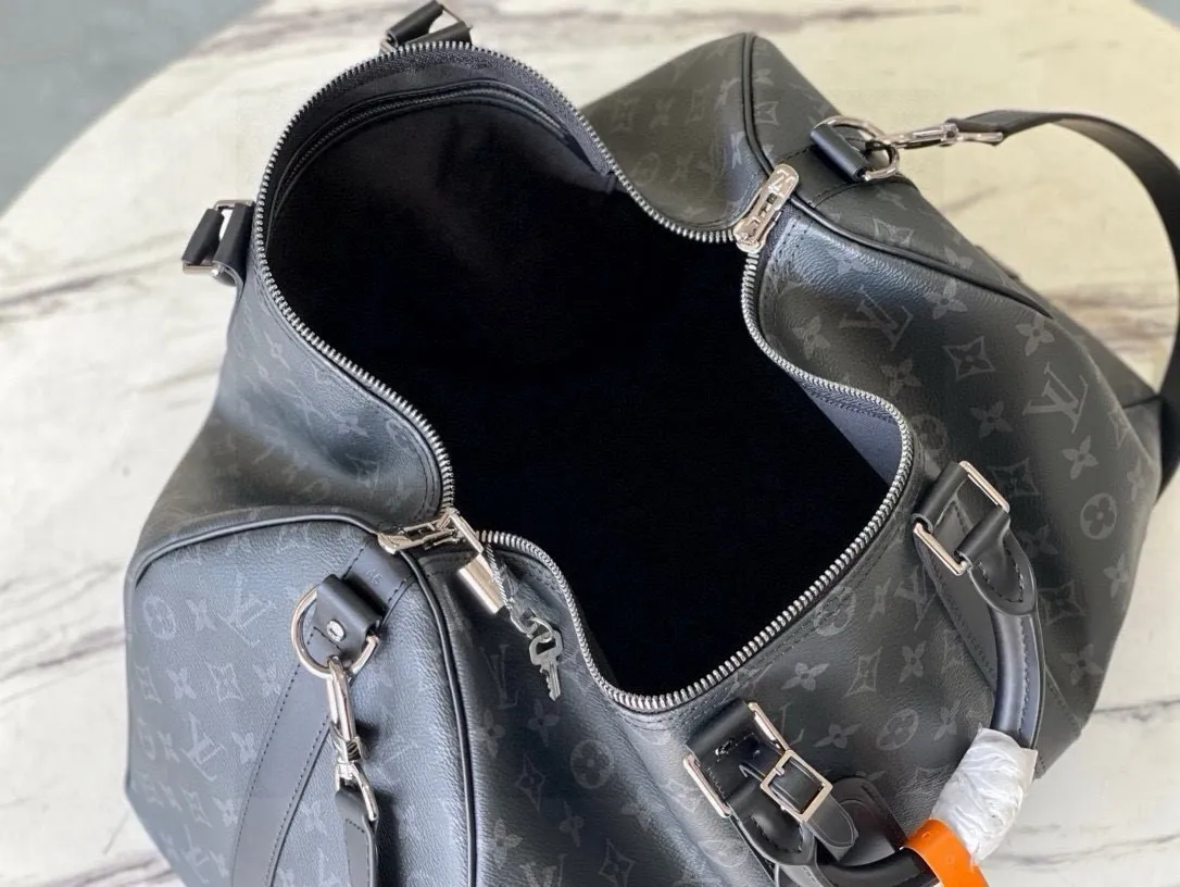 💰960 (45 size) top original order M40569 black flower, spacious capacity, flexible use. Durable, safe and reliable. Fashionable style, mature and stable. Features a secure double zipper and padlock, making it perfect for business or pleasure. Dimensions: 45 × 27 × 20 cm