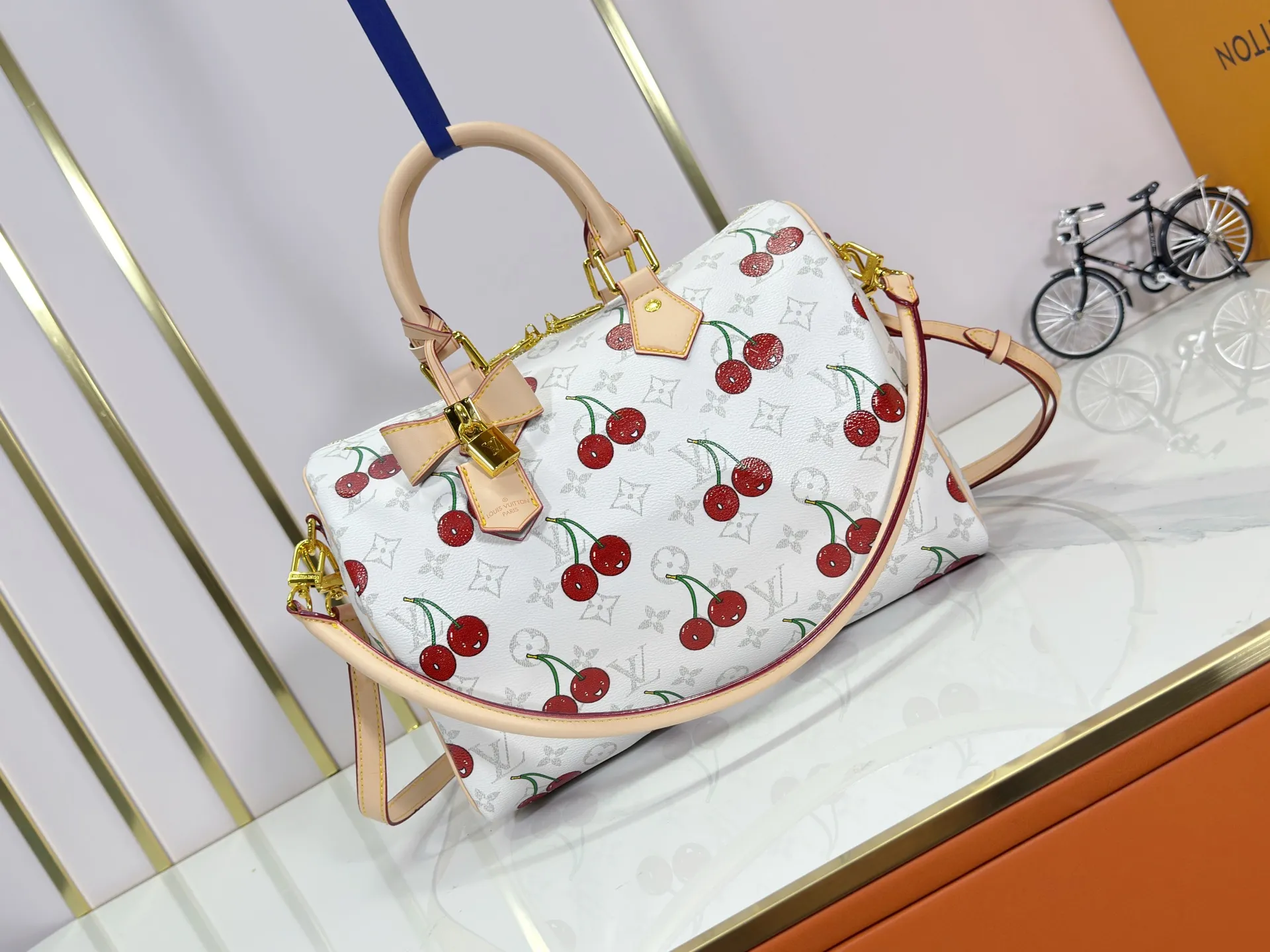 P300 M14328 Upgraded original version This Speedy Soft 30 handbag Murakami series Monogram Dune element pays tribute to the design of Gaston Louis Vuitton collection series. The long handle makes it easy to carry on the shoulder, making it a great travel companion. 30.0 x 21.0 x 17.0 cm (L x H x W) • Coated canvas • Cow leather trim • Metal hardware • Double zipper closure • Internal zippered pocket • Key holder • Patch name tag • Airplane style decoration • Holds 9" tablet, 6.7" smart phone, Ziy long wallet, keys, tissues, and sun • Shoulder strap: removable, non-adjustable • Strap half length: 24.0 cm • Handle: Double handle