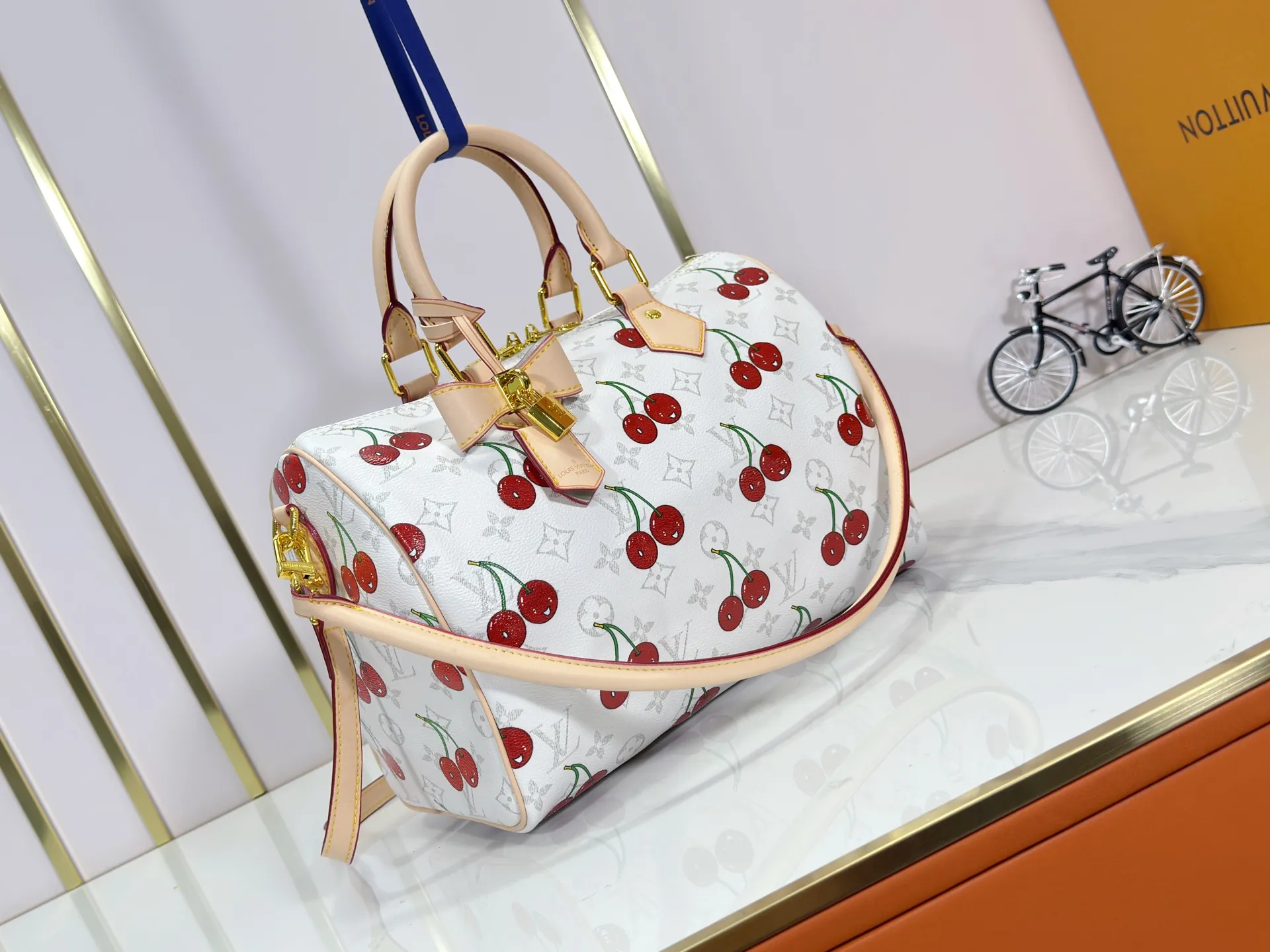 P300 M14328 Upgraded original version This Speedy Soft 30 handbag Murakami series Monogram Dune element pays tribute to the design of Gaston Louis Vuitton collection series. The long handle makes it easy to carry on the shoulder, making it a great travel companion. 30.0 x 21.0 x 17.0 cm (L x H x W) • Coated canvas • Cow leather trim • Metal hardware • Double zipper closure • Internal zippered pocket • Key holder • Patch name tag • Airplane style decoration • Holds 9" tablet, 6.7" smart phone, Ziy long wallet, keys, tissues, and sun • Shoulder strap: removable, non-adjustable • Strap half length: 24.0 cm • Handle: Double handle