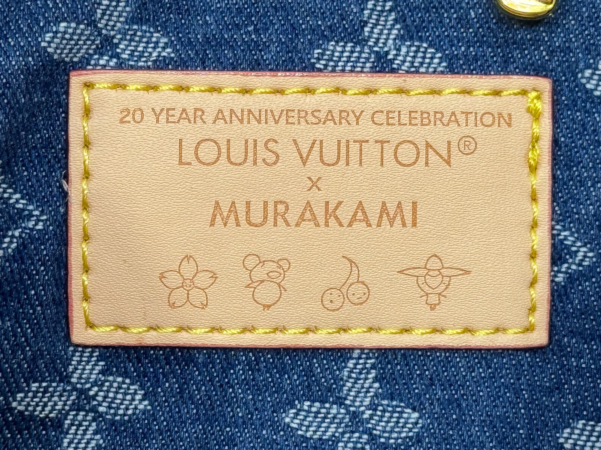 P300 M14328 Upgraded original version This Speedy Soft 30 handbag Murakami series Monogram Dune element pays tribute to the design of Gaston Louis Vuitton collection series. The long handle makes it easy to carry on the shoulder, making it a great travel companion. 30.0 x 21.0 x 17.0 cm (L x H x W) • Coated canvas • Cow leather trim • Metal hardware • Double zipper closure • Internal zippered pocket • Key holder • Patch name tag • Airplane style decoration • Holds 9" tablet, 6.7" smart phone, Ziy long wallet, keys, tissues, and sun • Shoulder strap: removable, non-adjustable • Strap half length: 24.0 cm • Handle: Double handle