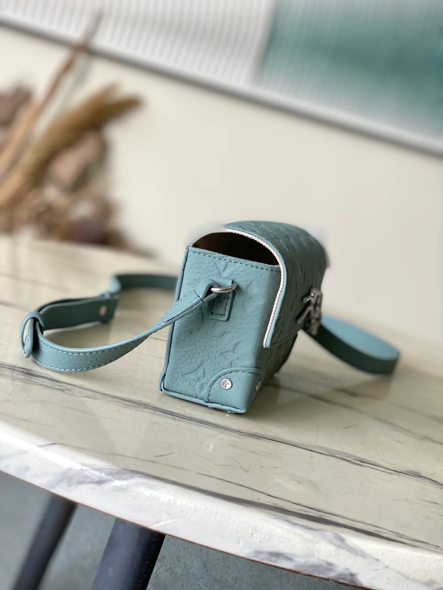 💰1000 (top-grain leather) top original order M13889 This Steamer mini handbag is made of Monogram embossed Taurillon cow leather with metal parts and leather reinforced corners. The pin and chain details pay tribute to the classic design of the Steamer handbag. The adjustable leather shoulder strap allows for comfortable shoulder or cross-body wear, and the zippered interior pocket keeps valuables secure. Dimensions: 18 × 11 × 6.5 cm