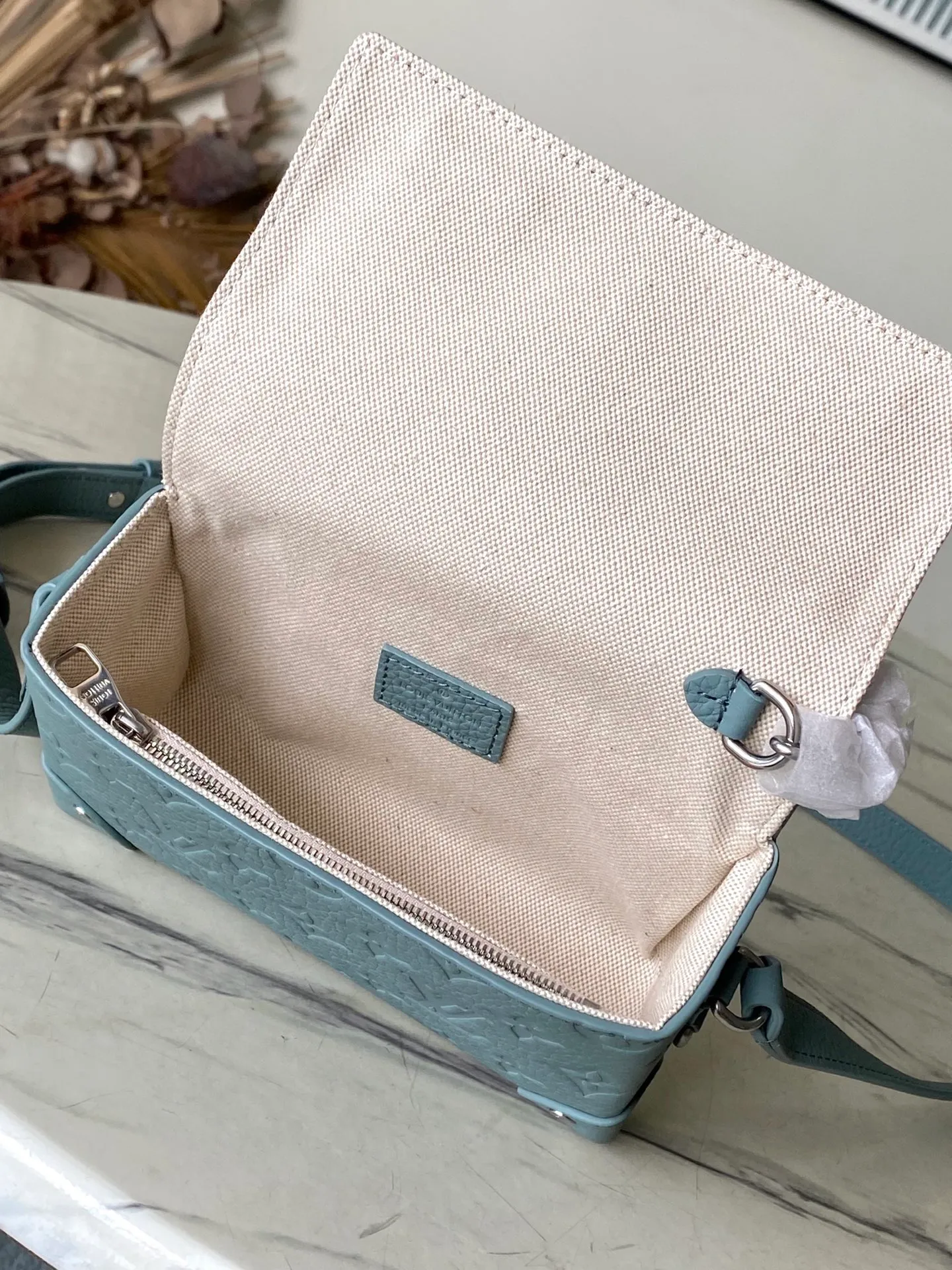 💰1000 (top-grain leather) top original order M13889 This Steamer mini handbag is made of Monogram embossed Taurillon cow leather with metal parts and leather reinforced corners. The pin and chain details pay tribute to the classic design of the Steamer handbag. The adjustable leather shoulder strap allows for comfortable shoulder or cross-body wear, and the zippered interior pocket keeps valuables secure. Dimensions: 18 × 11 × 6.5 cm