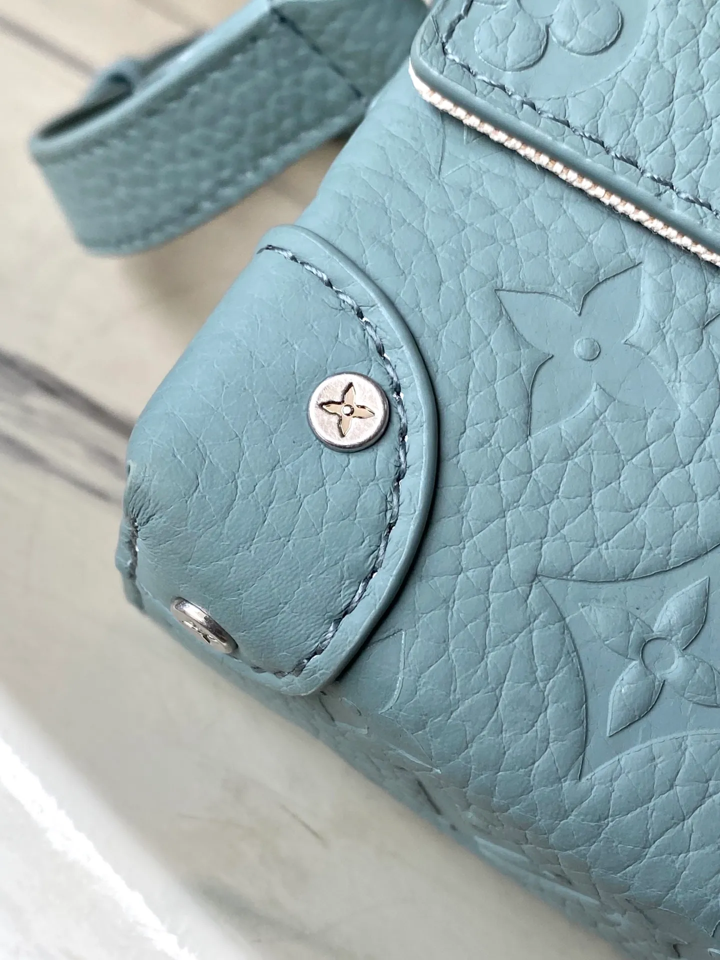 💰1000 (top-grain leather) top original order M13889 This Steamer mini handbag is made of Monogram embossed Taurillon cow leather with metal parts and leather reinforced corners. The pin and chain details pay tribute to the classic design of the Steamer handbag. The adjustable leather shoulder strap allows for comfortable shoulder or cross-body wear, and the zippered interior pocket keeps valuables secure. Dimensions: 18 × 11 × 6.5 cm