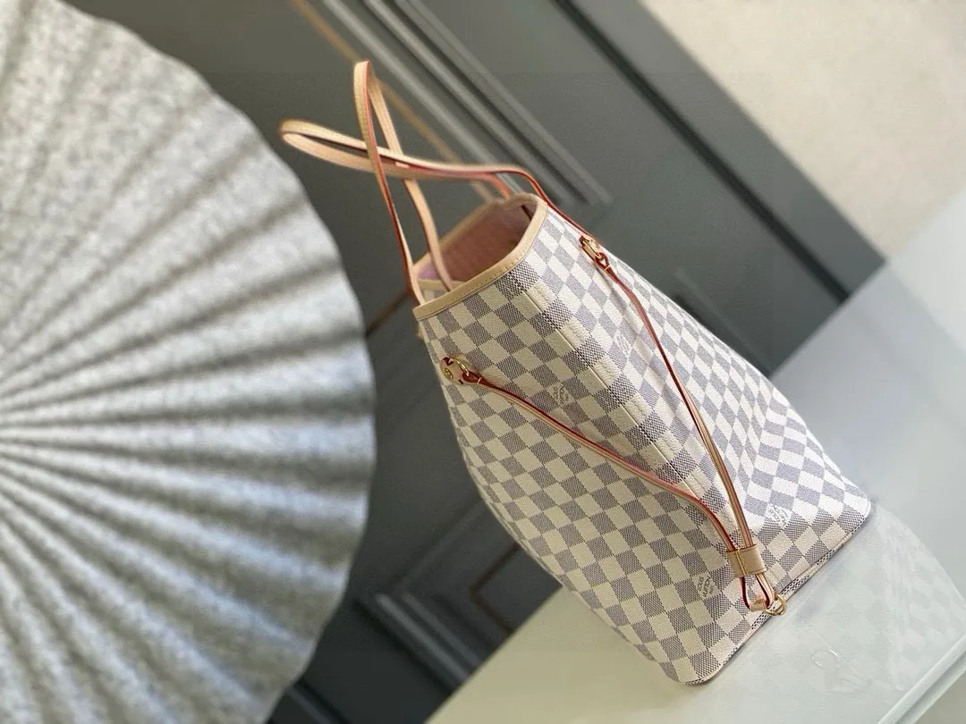 💰800 (large steel nails) top original N41604 NEVERFULL large handbag The legendary Neverfull handbag: always able to meet your various needs for handbags. It has a large capacity but is not bulky. It is stiff and soft to the touch, making it suitable for home and travel. Tighten the side ties and it instantly transforms into a stylish urban handbag. Loosen the straps and it transforms into a chic and practical handbag. The slender leather handle can be carried over the shoulder or between the arms. The model shown here is made of Damier Azur canvas.  39 cm