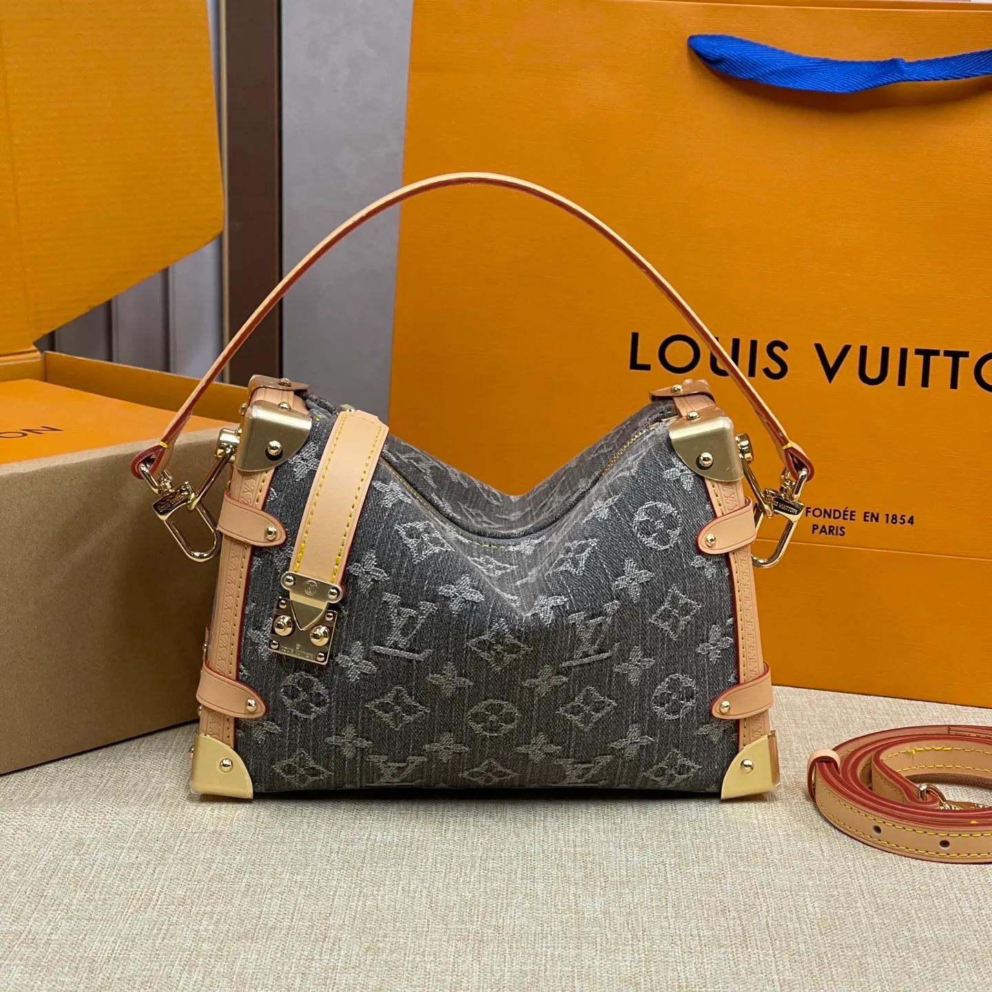 [Upgraded version] P580💰Upgraded version ·High quality·With complete packaging 🎁Model M13285🔆Lv Wangzhao’s new bag trunk Gu Ailing’s catwalk denim small soft box s is finally here!!!n Super western style upupup Search🔍Lv soft box (box) size 23*16