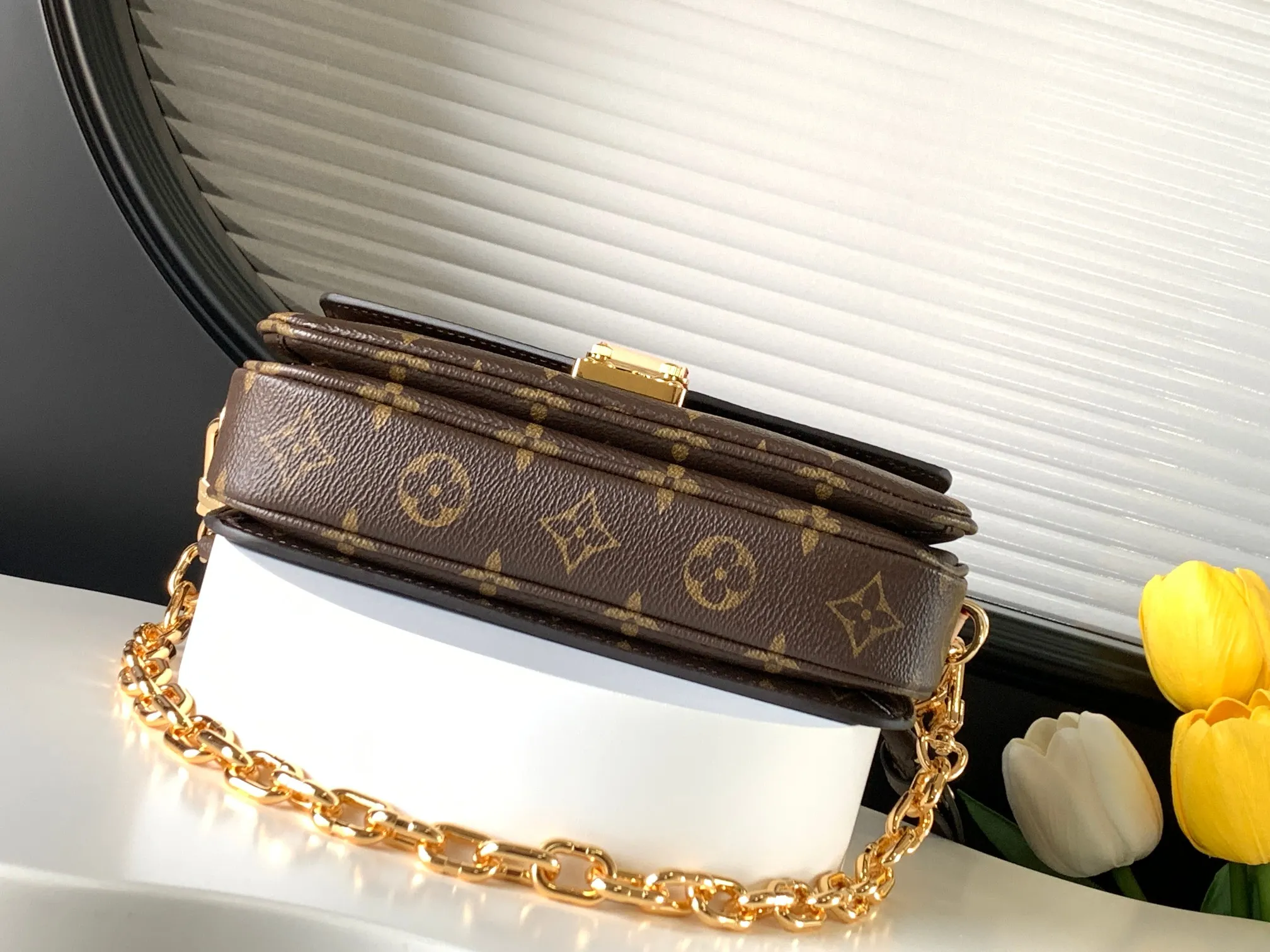 P720 transcoding chip, top original order M46279, presbyopic LV messenger bag in small size East West Métis handbag adopts a fashionable shoulder bag shape, full of trend. The compact bag is made from the brand's Monogram canvas, equipped with a chic S-lock closure and stylish top handles, and has a shiny polished surface. Versatile and spacious. The removable long shoulder strap makes it easy to carry on the shoulder or cross-body. It is a good companion for daily travel. Size 21.5x6x13.5cm