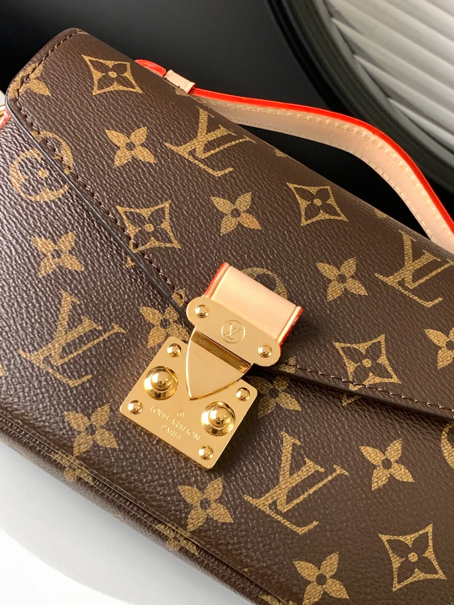 P720 transcoding chip, top original order M46279, presbyopic LV messenger bag in small size East West Métis handbag adopts a fashionable shoulder bag shape, full of trend. The compact bag is made from the brand's Monogram canvas, equipped with a chic S-lock closure and stylish top handles, and has a shiny polished surface. Versatile and spacious. The removable long shoulder strap makes it easy to carry on the shoulder or cross-body. It is a good companion for daily travel. Size 21.5x6x13.5cm