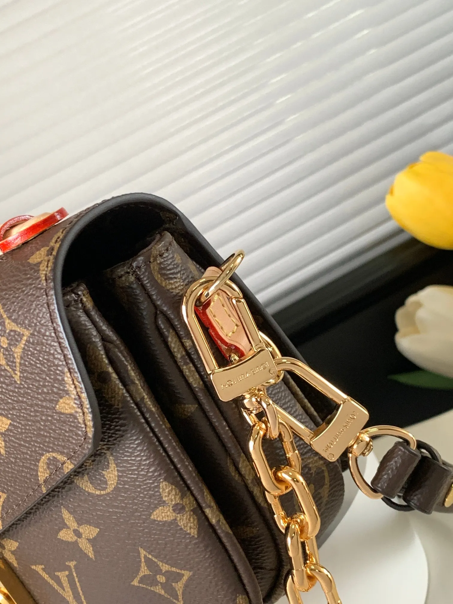 P720 transcoding chip, top original order M46279, presbyopic LV messenger bag in small size East West Métis handbag adopts a fashionable shoulder bag shape, full of trend. The compact bag is made from the brand's Monogram canvas, equipped with a chic S-lock closure and stylish top handles, and has a shiny polished surface. Versatile and spacious. The removable long shoulder strap makes it easy to carry on the shoulder or cross-body. It is a good companion for daily travel. Size 21.5x6x13.5cm