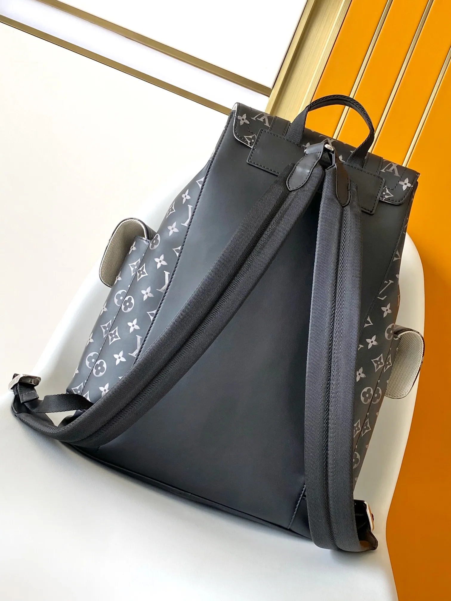 💰1340 top original single 163c01 chip] dynamic chip [top original single real shot M11521 CHRISTOPHER small backpack uses Monogram canvas to interpret the rugged and simple spirit of the slim bag industry. Its chic style is suitable for both work and entertainment, demonstrating a high-quality lifestyle. size: 41.0 x 48.0 x 13.0 cm