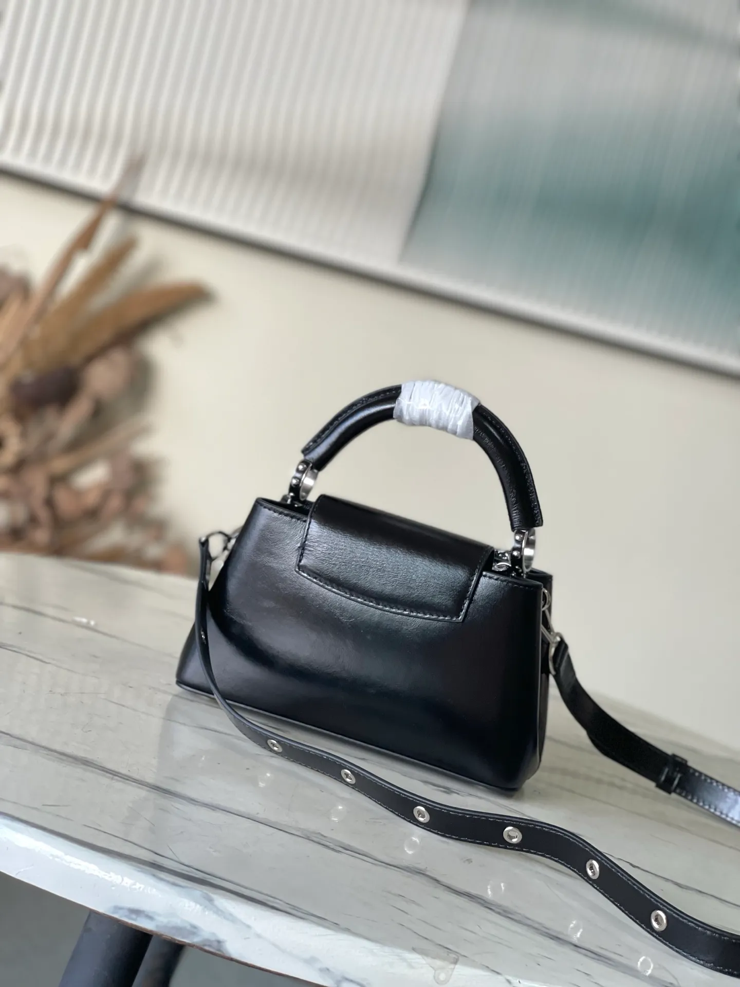 💰2160 "Special Grade Original Leather" M25492 Black Waxed Leather Mini This Capucines East-West mini handbag gives the leather a pleated texture, telling the new season trend. The cow leather trim outlines smooth lines. The LV letters and detachable chain shimmer with metallic luster. The spacious interior meets different storage needs. Various carrying methods show functional ingenuity. Size: 22*12*8CM