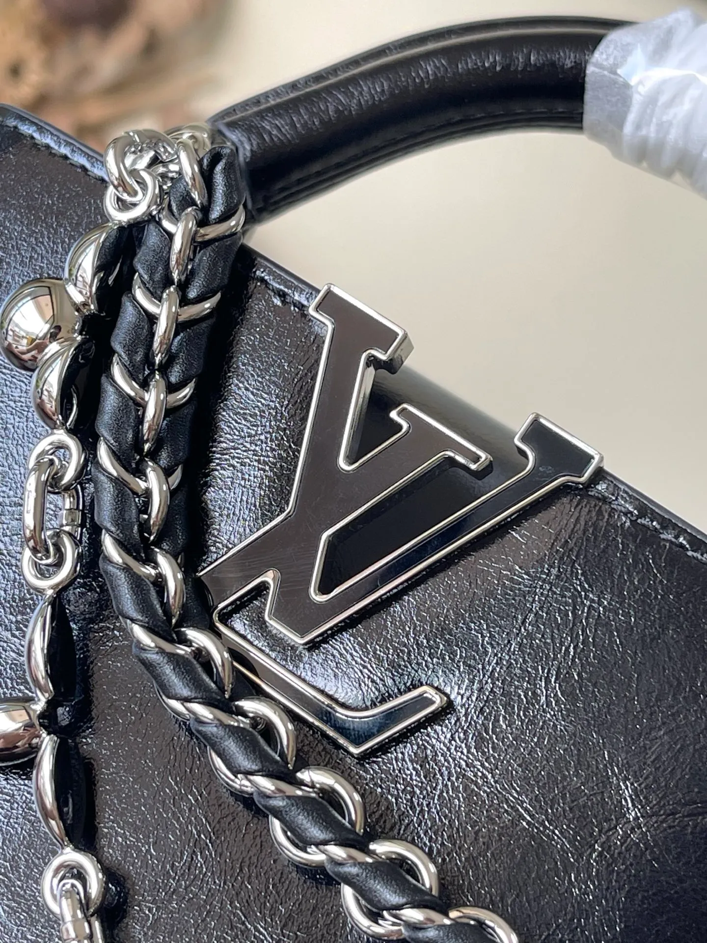 💰2160 "Special Grade Original Leather" M25492 Black Waxed Leather Mini This Capucines East-West mini handbag gives the leather a pleated texture, telling the new season trend. The cow leather trim outlines smooth lines. The LV letters and detachable chain shimmer with metallic luster. The spacious interior meets different storage needs. Various carrying methods show functional ingenuity. Size: 22*12*8CM