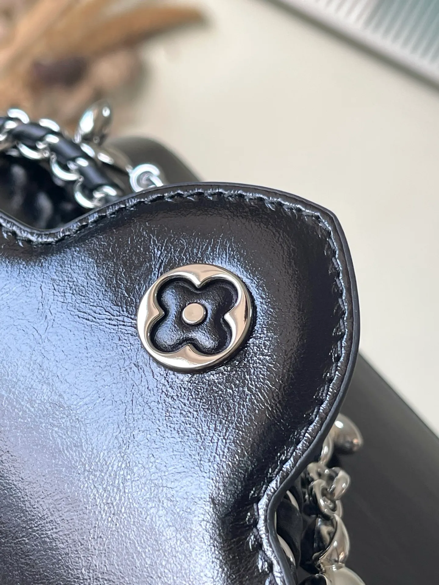 💰2160 "Special Grade Original Leather" M25492 Black Waxed Leather Mini This Capucines East-West mini handbag gives the leather a pleated texture, telling the new season trend. The cow leather trim outlines smooth lines. The LV letters and detachable chain shimmer with metallic luster. The spacious interior meets different storage needs. Various carrying methods show functional ingenuity. Size: 22*12*8CM