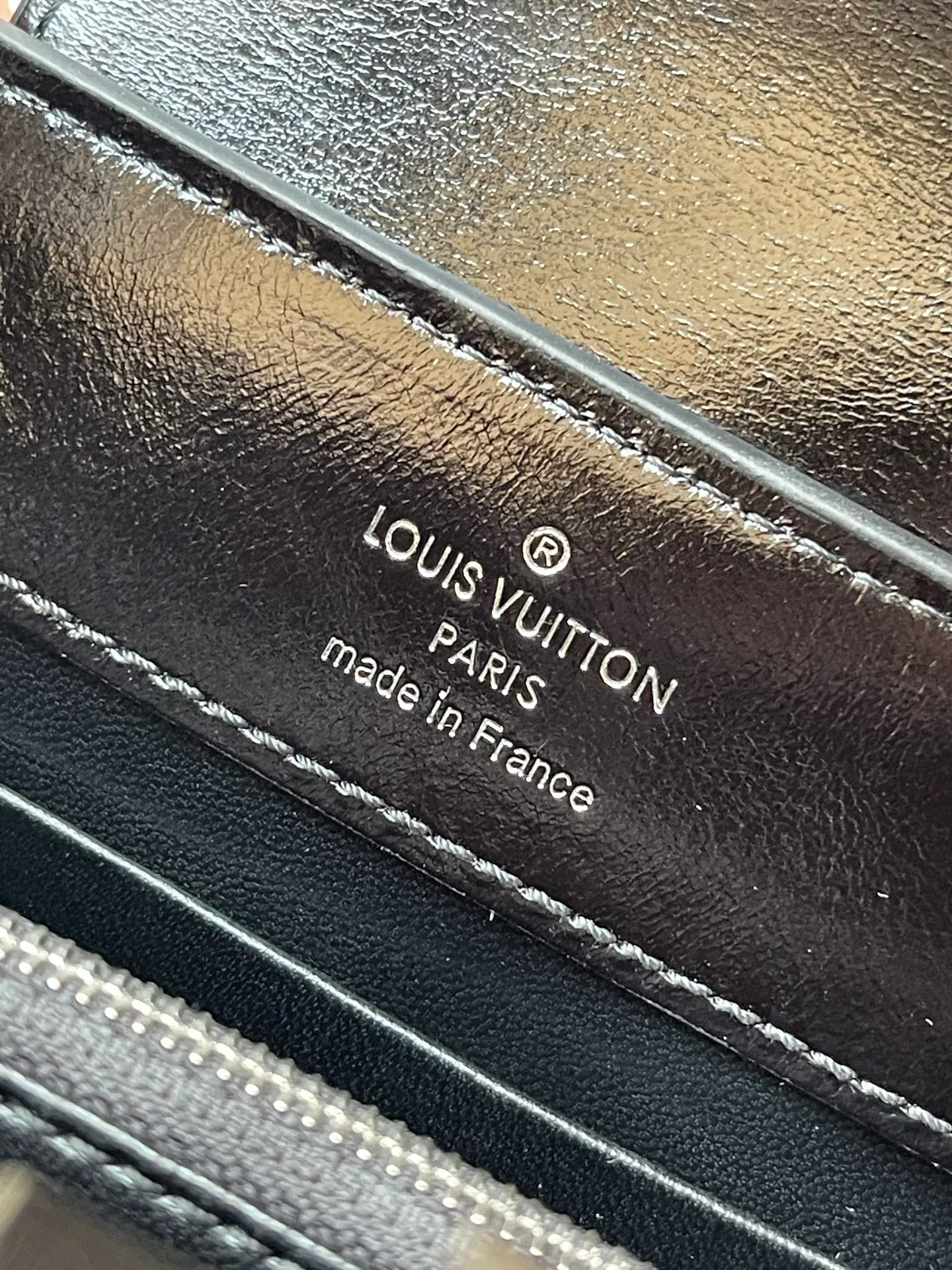 💰2160 "Special Grade Original Leather" M25492 Black Waxed Leather Mini This Capucines East-West mini handbag gives the leather a pleated texture, telling the new season trend. The cow leather trim outlines smooth lines. The LV letters and detachable chain shimmer with metallic luster. The spacious interior meets different storage needs. Various carrying methods show functional ingenuity. Size: 22*12*8CM