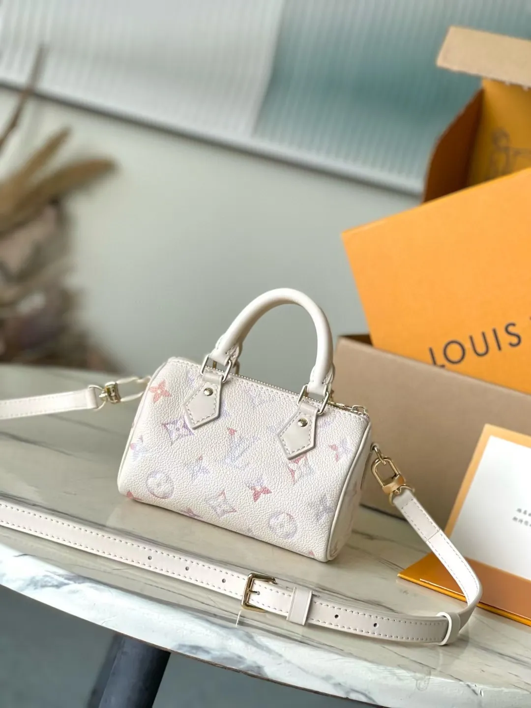 💰940 (top-grain leather) top original order M25591 This NanoSpeedy handbag is dyed in elegant and dreamy colors in the new season, which can easily brighten up various looks. The classic Monogram Empreinte leather bag is paired with metal parts. The ample interior can accommodate daily necessities such as a short wallet. The detachable shoulder strap allows for multiple carrying methods. Dimensions: 16 × 10 × 7.5 cm