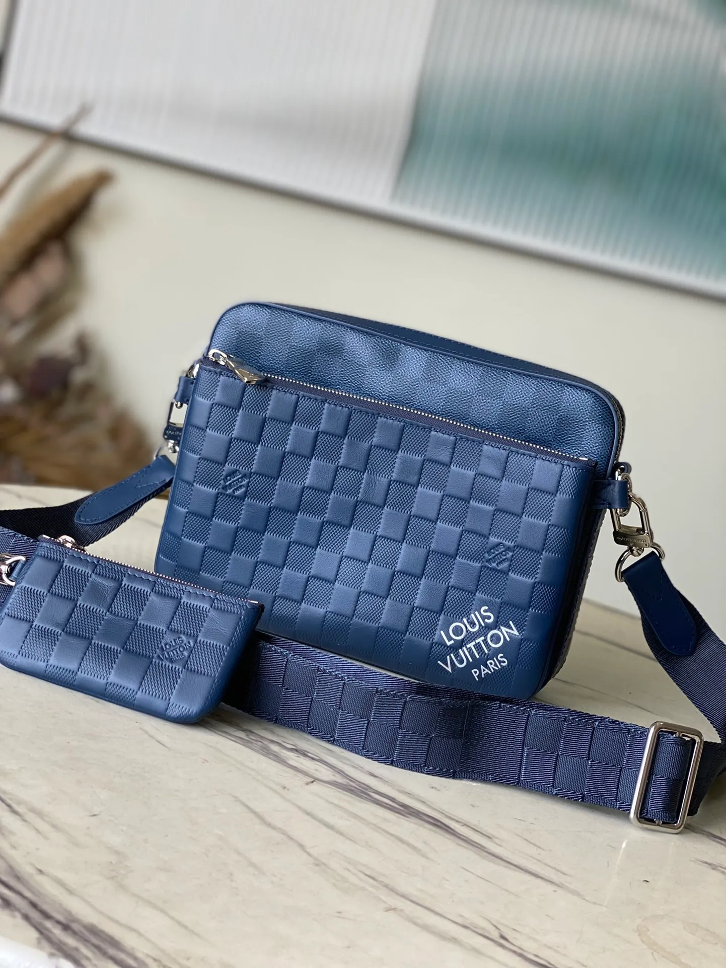 💰1060 (top-grain leather) top original N40438 blue Trio messenger bag combines classic Damier Graphite canvas with Damier Infini leather, and comes with a matching jacquard woven shoulder strap. The versatile style features a zippered front pocket and a removable coin purse that can be used alone. The accessories are embellished with the iconic Louis Vuitton logo, inspired by the iconic logo that adorns the brand's checkerboard pattern. Dimensions: 25 x 18.5 x 7 cm