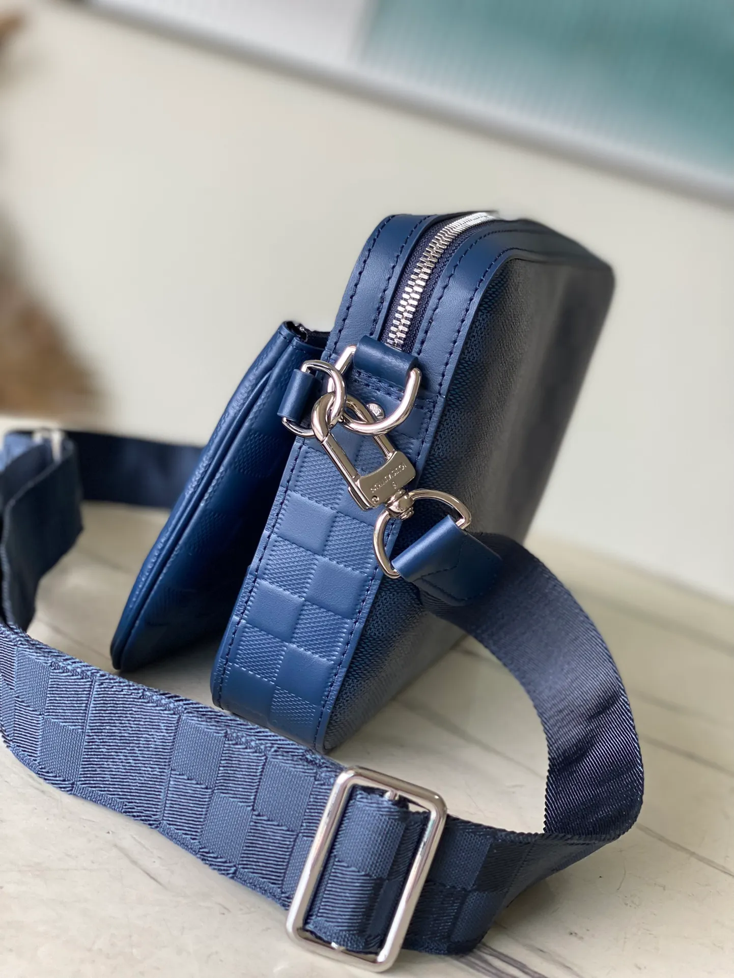 💰1060 (top-grain leather) top original N40438 blue Trio messenger bag combines classic Damier Graphite canvas with Damier Infini leather, and comes with a matching jacquard woven shoulder strap. The versatile style features a zippered front pocket and a removable coin purse that can be used alone. The accessories are embellished with the iconic Louis Vuitton logo, inspired by the iconic logo that adorns the brand's checkerboard pattern. Dimensions: 25 x 18.5 x 7 cm