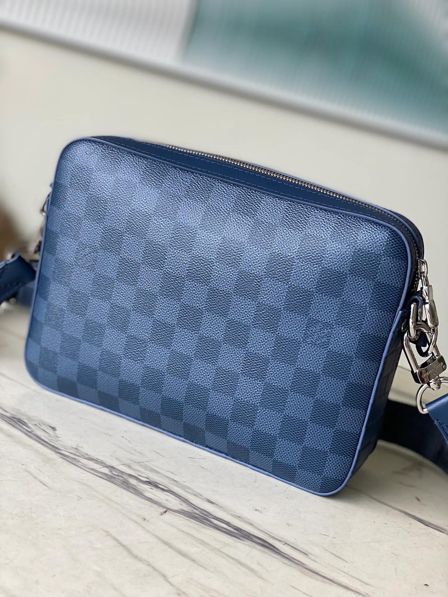 💰1060 (top-grain leather) top original N40438 blue Trio messenger bag combines classic Damier Graphite canvas with Damier Infini leather, and comes with a matching jacquard woven shoulder strap. The versatile style features a zippered front pocket and a removable coin purse that can be used alone. The accessories are embellished with the iconic Louis Vuitton logo, inspired by the iconic logo that adorns the brand's checkerboard pattern. Dimensions: 25 x 18.5 x 7 cm