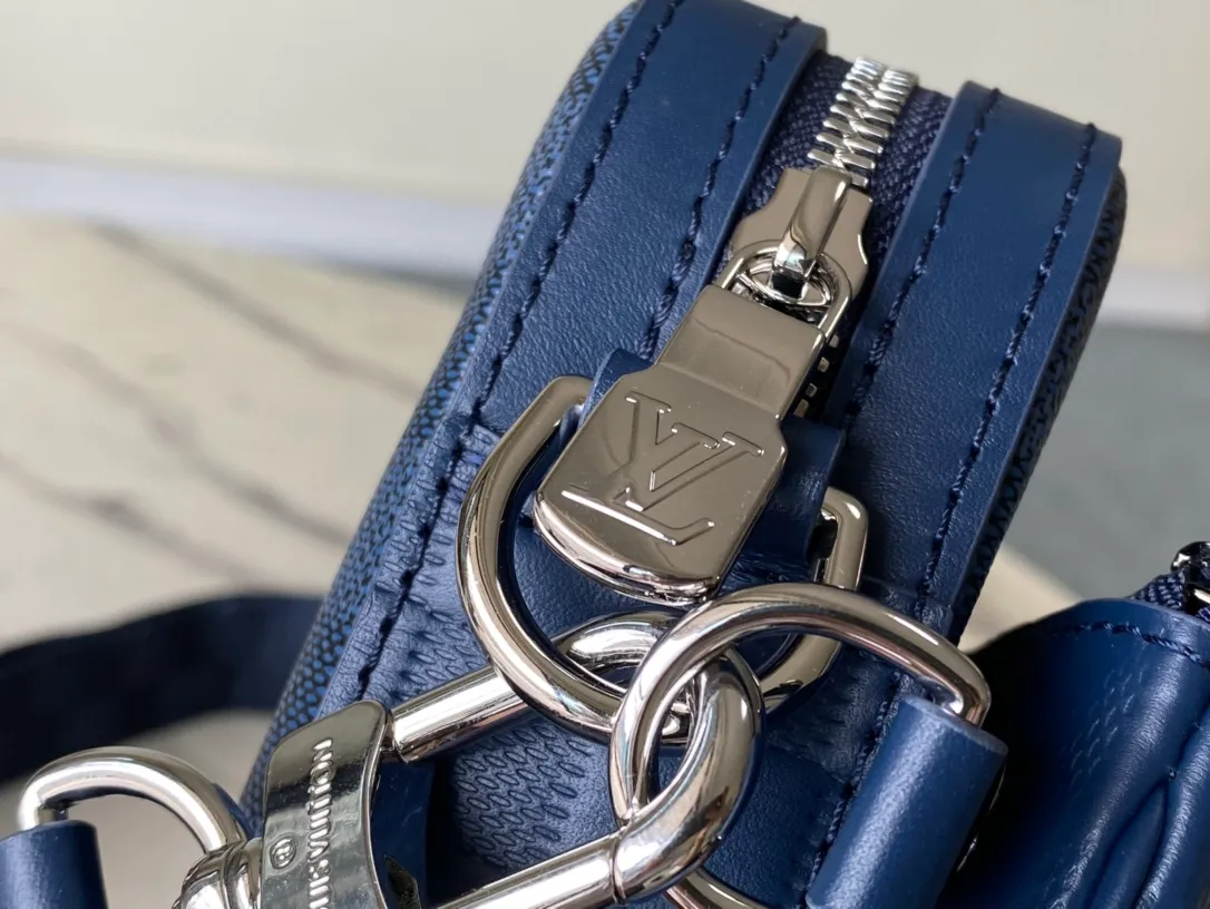 💰1060 (top-grain leather) top original N40438 blue Trio messenger bag combines classic Damier Graphite canvas with Damier Infini leather, and comes with a matching jacquard woven shoulder strap. The versatile style features a zippered front pocket and a removable coin purse that can be used alone. The accessories are embellished with the iconic Louis Vuitton logo, inspired by the iconic logo that adorns the brand's checkerboard pattern. Dimensions: 25 x 18.5 x 7 cm