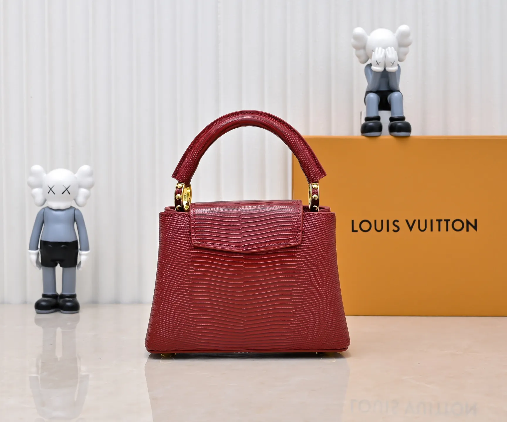 Top original P400 Guangzhou product M99527 maroon lizard gold buckle This Capucines mini handbag is wrapped in gorgeous lizard leather and lined with fine sheepskin, embellished with dazzling metal parts. The flip cover reads LV letters inside, and a Monogram flower blooms when turned out. Its compact size makes it a dazzling choice for evening occasions. Detailed features 21 x 14 x 8 cm (length x height x width)
