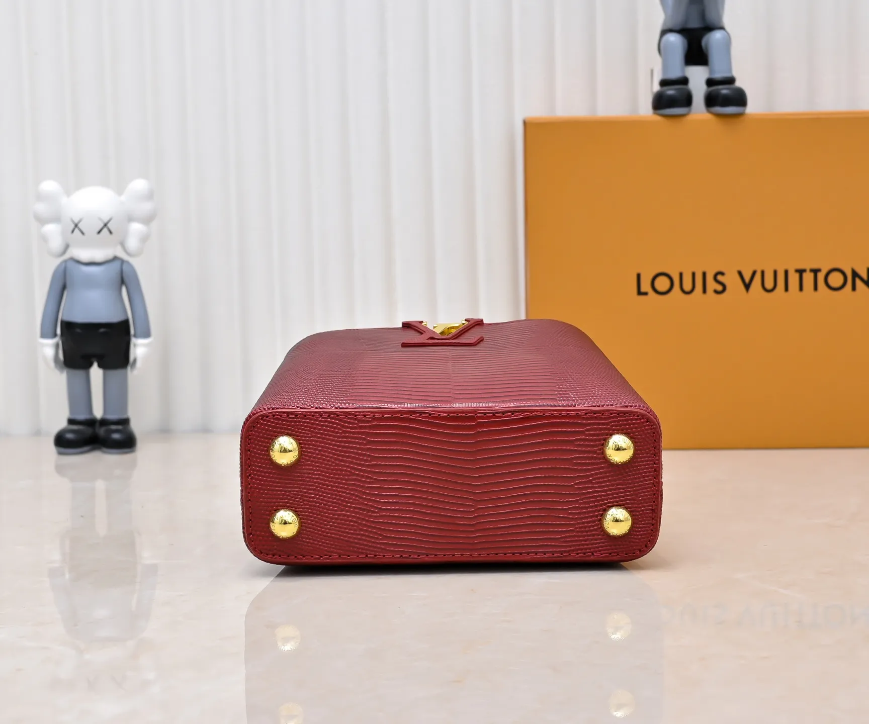 Top original P400 Guangzhou product M99527 maroon lizard gold buckle This Capucines mini handbag is wrapped in gorgeous lizard leather and lined with fine sheepskin, embellished with dazzling metal parts. The flip cover reads LV letters inside, and a Monogram flower blooms when turned out. Its compact size makes it a dazzling choice for evening occasions. Detailed features 21 x 14 x 8 cm (length x height x width)